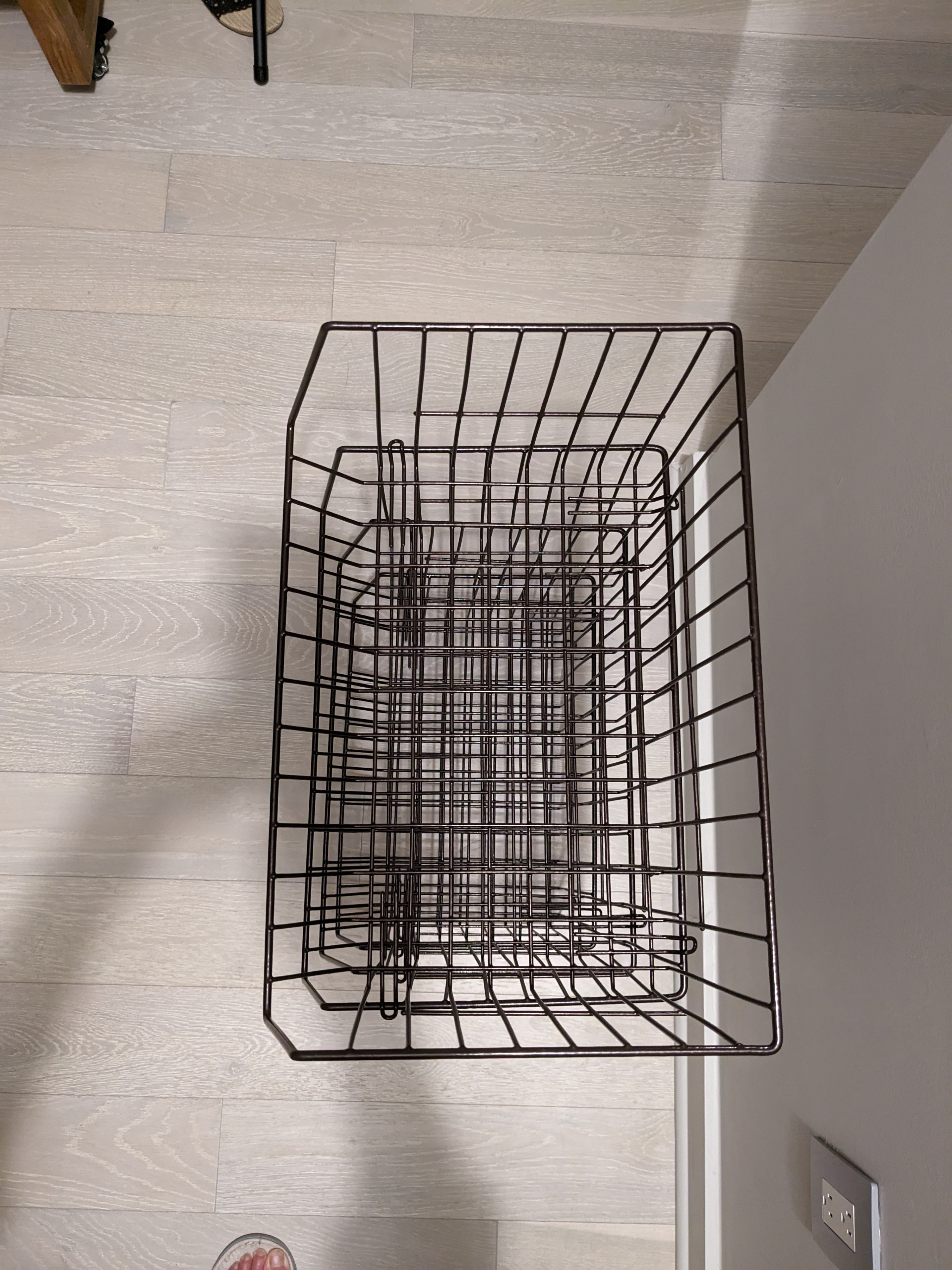 4 brown stackable wire metal bins - photo 2