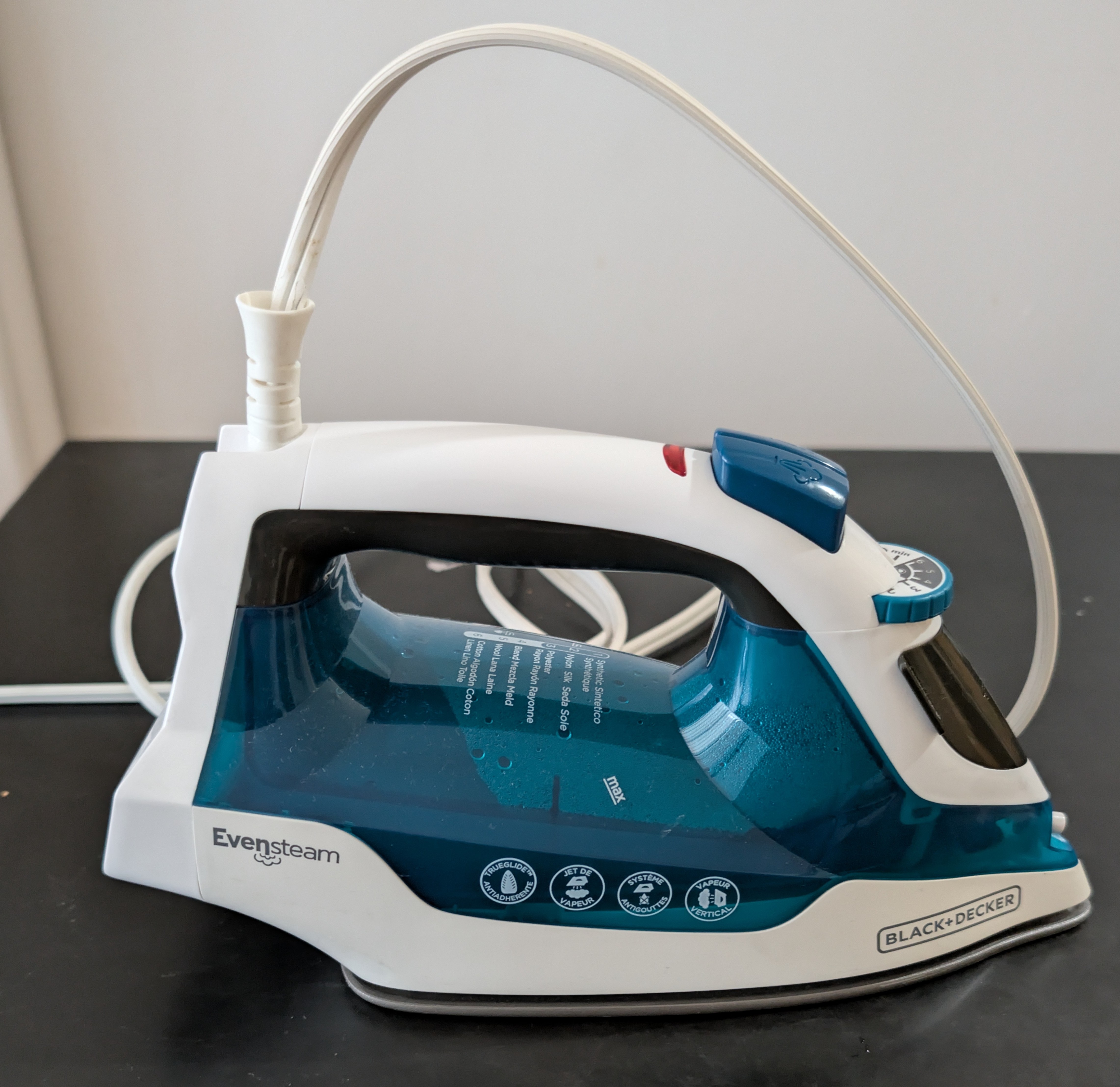 ‼️MOVING OUT SALE ‼️BLACK+DECKER Evensteam Iron