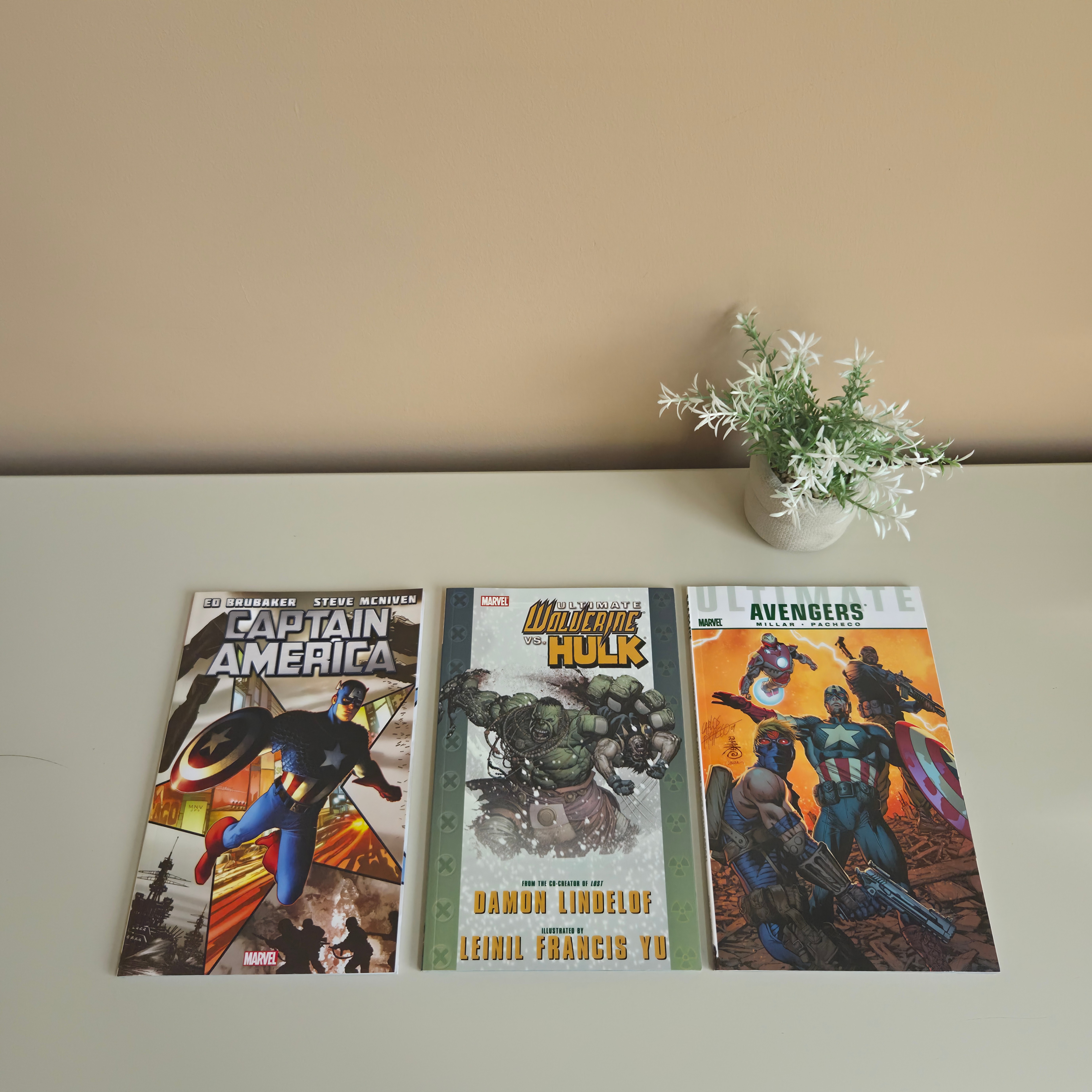 Marvel - 3-Marvel Universe Comic Books - Like New! 📚