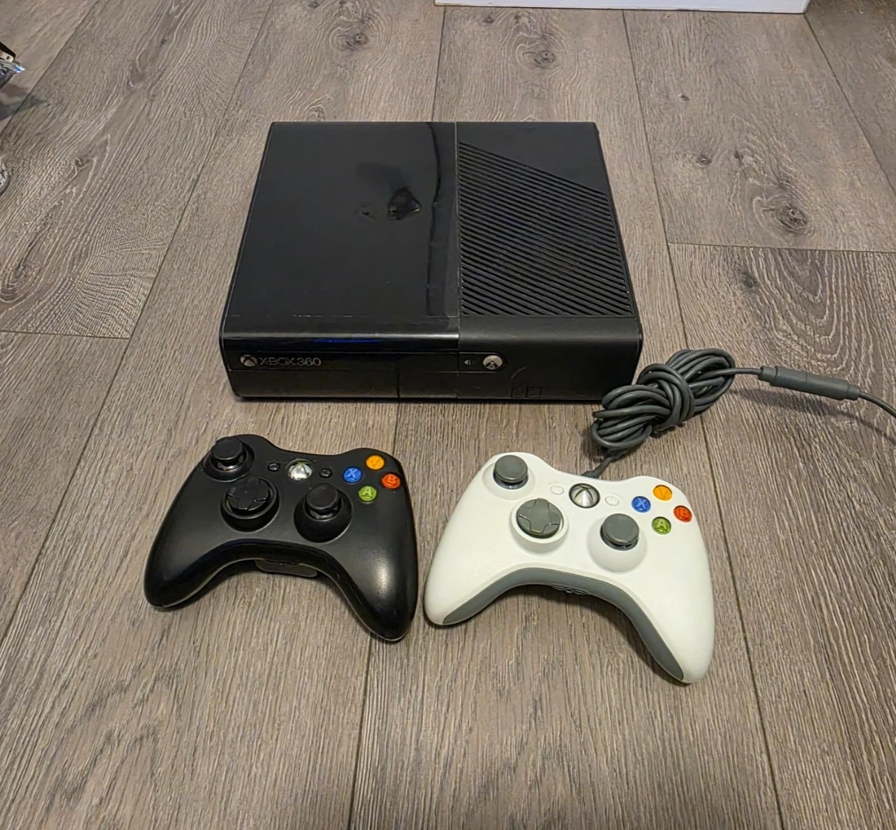 Microsoft Xbox 360 E Model 1538 + 2 controllers (TESTED)