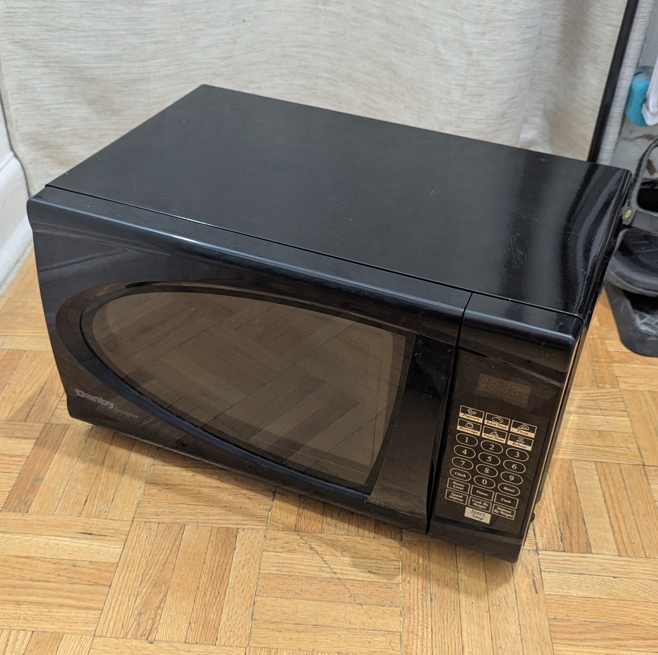 Used Compact Microwave 900W \ 0.9cu.ft. Countertop Oven