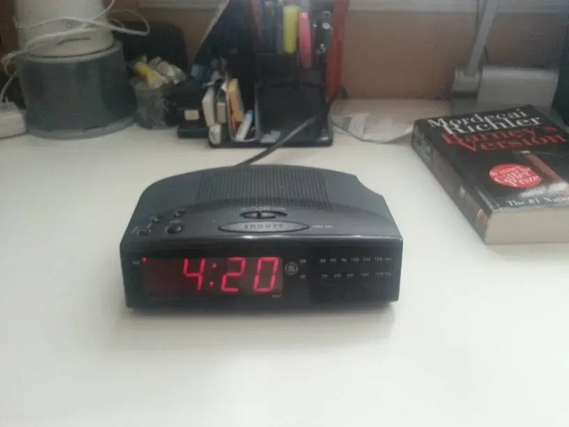 Classic Old School General Electric Digital Radio Alarm Clock