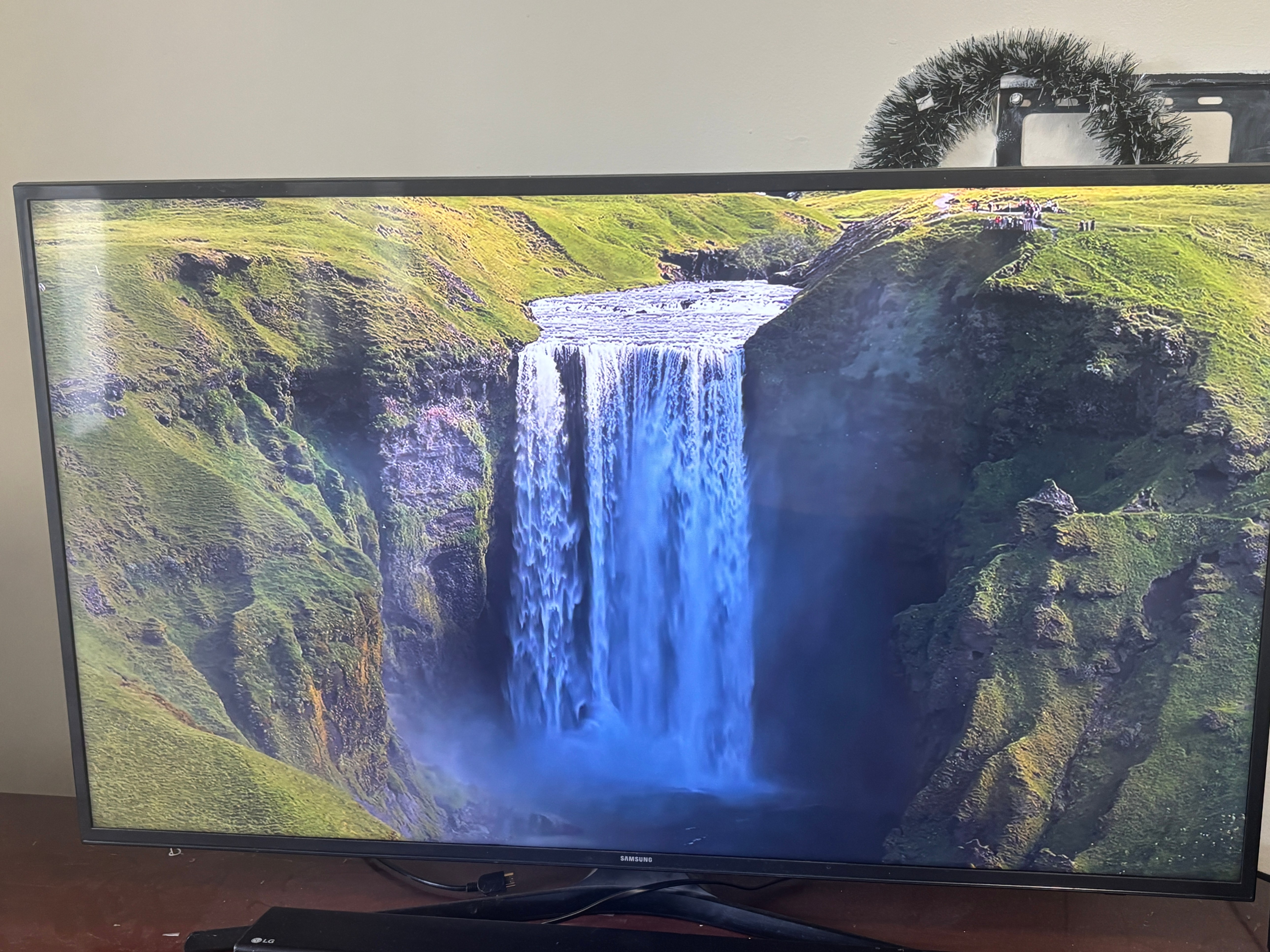 Samsung 50” 4K Smart TV + LG Soundbar & Subwoofer |Move-Out Sale - photo 2
