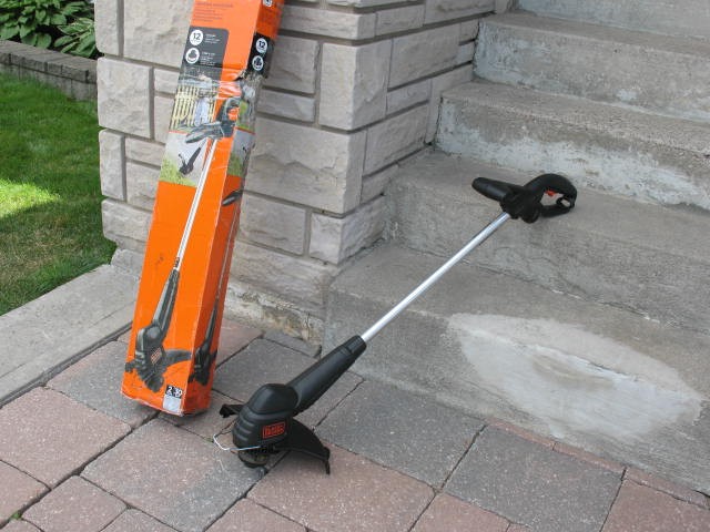 Black and Decker Corded Grass Trimmer and Edger, LIKE NEW