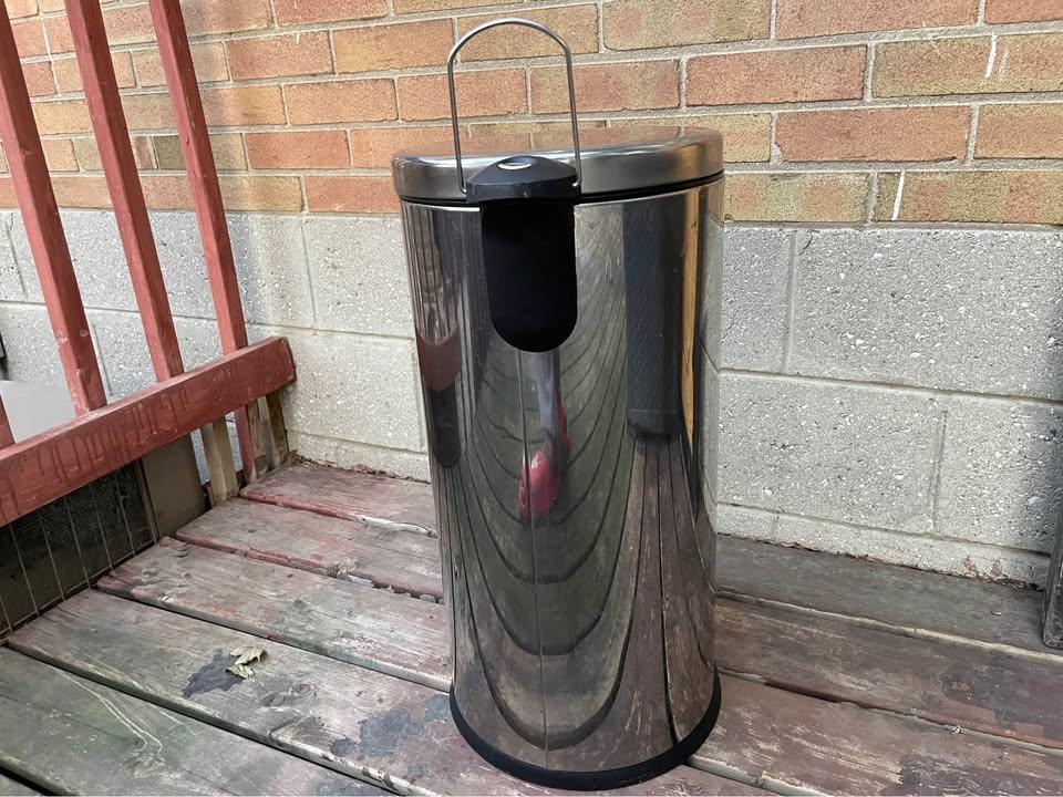 25" Tall Garbage Can with Lid and Foot Pedal - photo 5