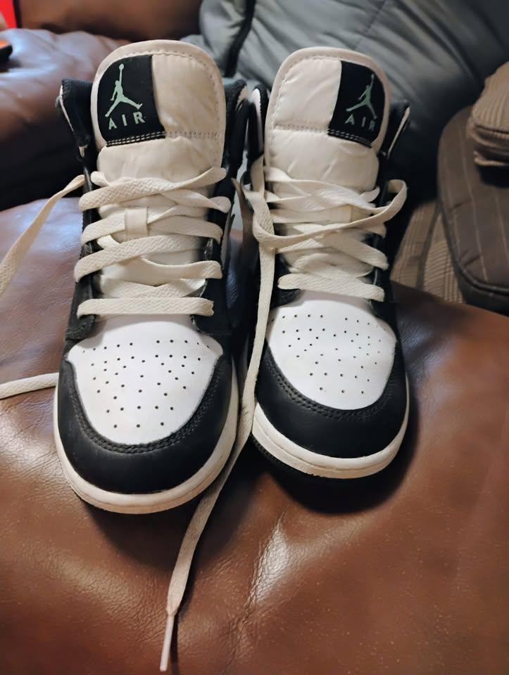 Nike Air Jordan Unisex-Size Youth 5.5 Air 1 Mid Shoes - photo 4