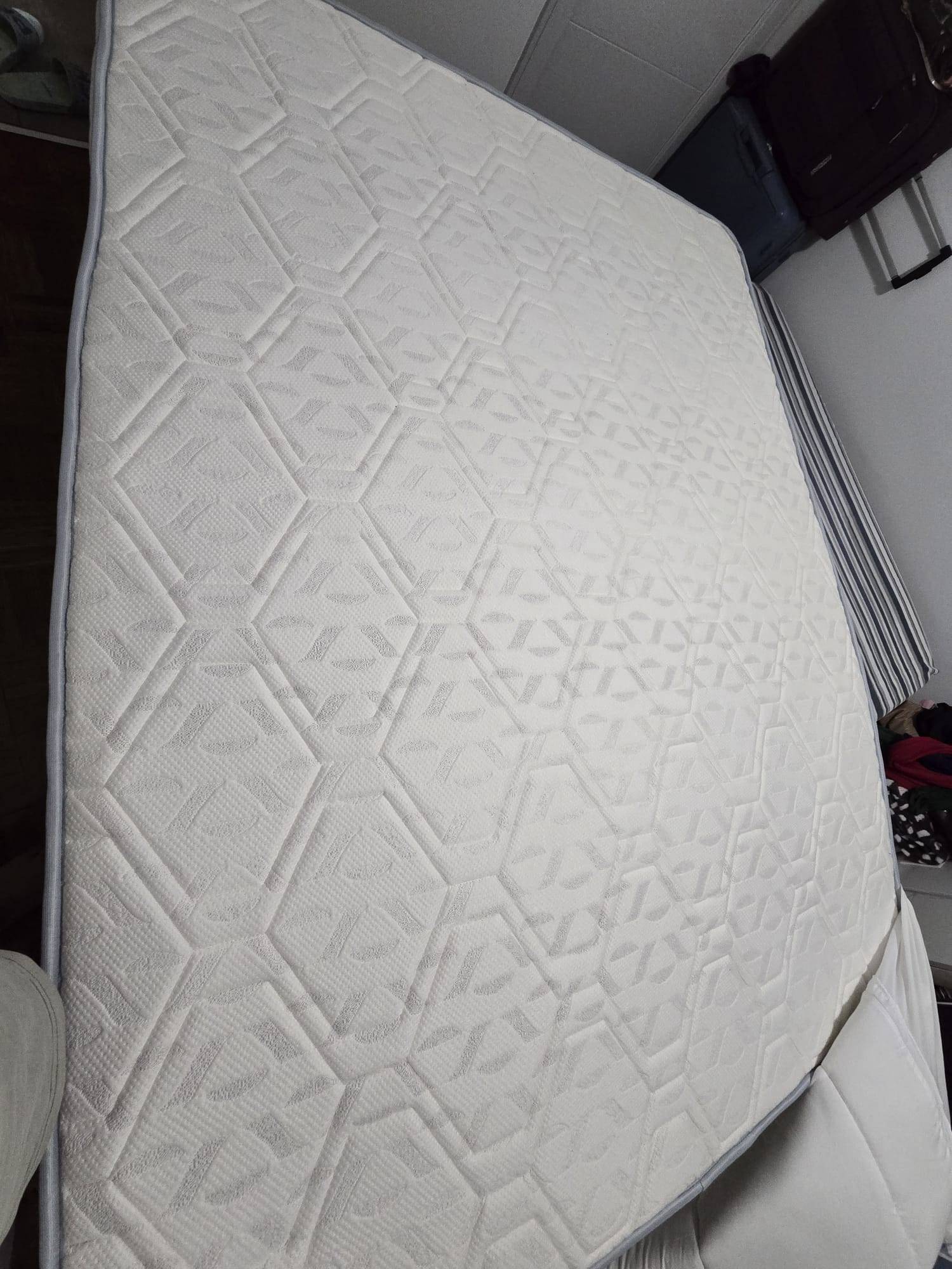 Queen mattress & cloud mattress protector