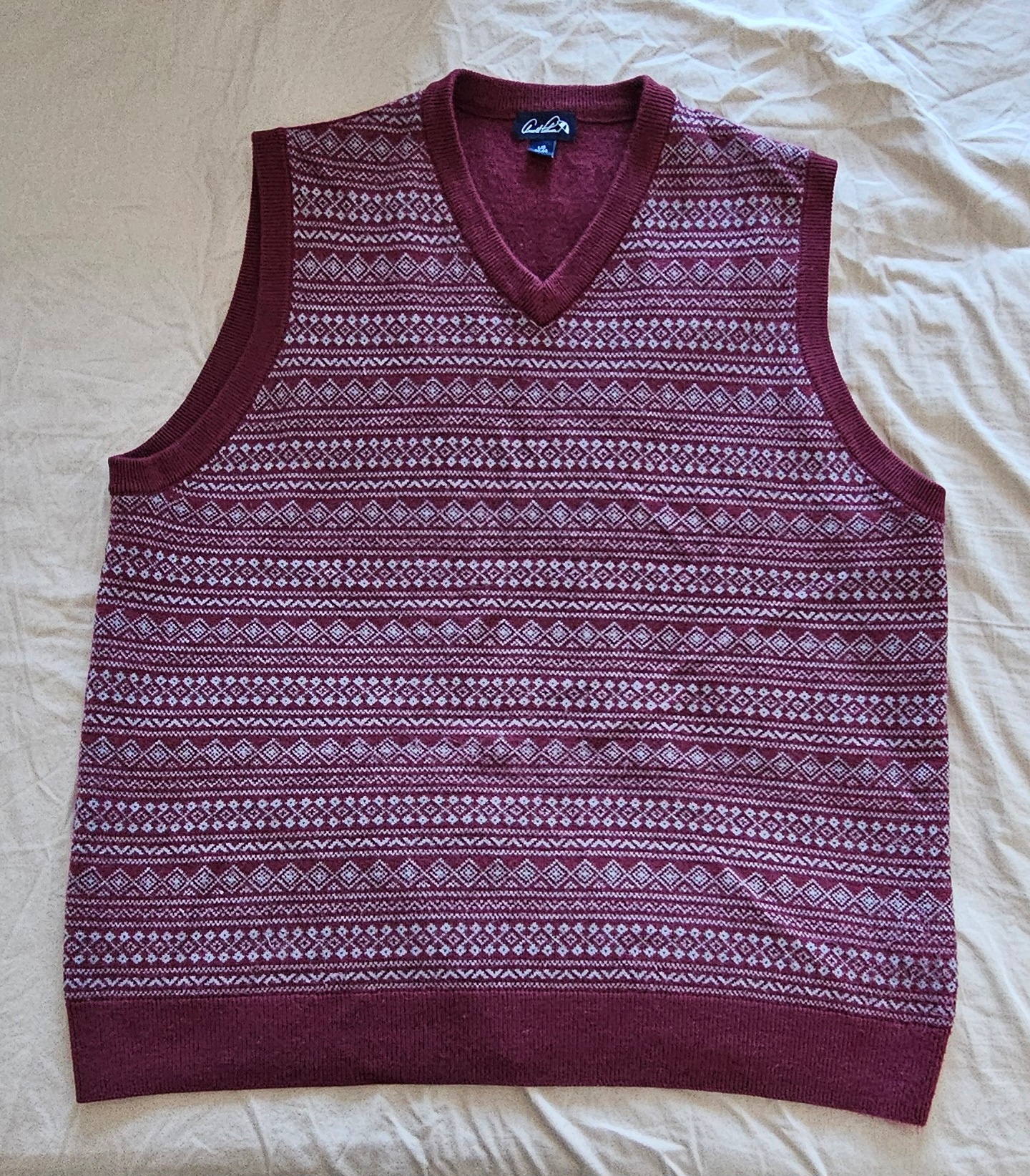 MEN'S V-NECK WOOLEN SLEEVELESS SWEATER (XL - MAROON)