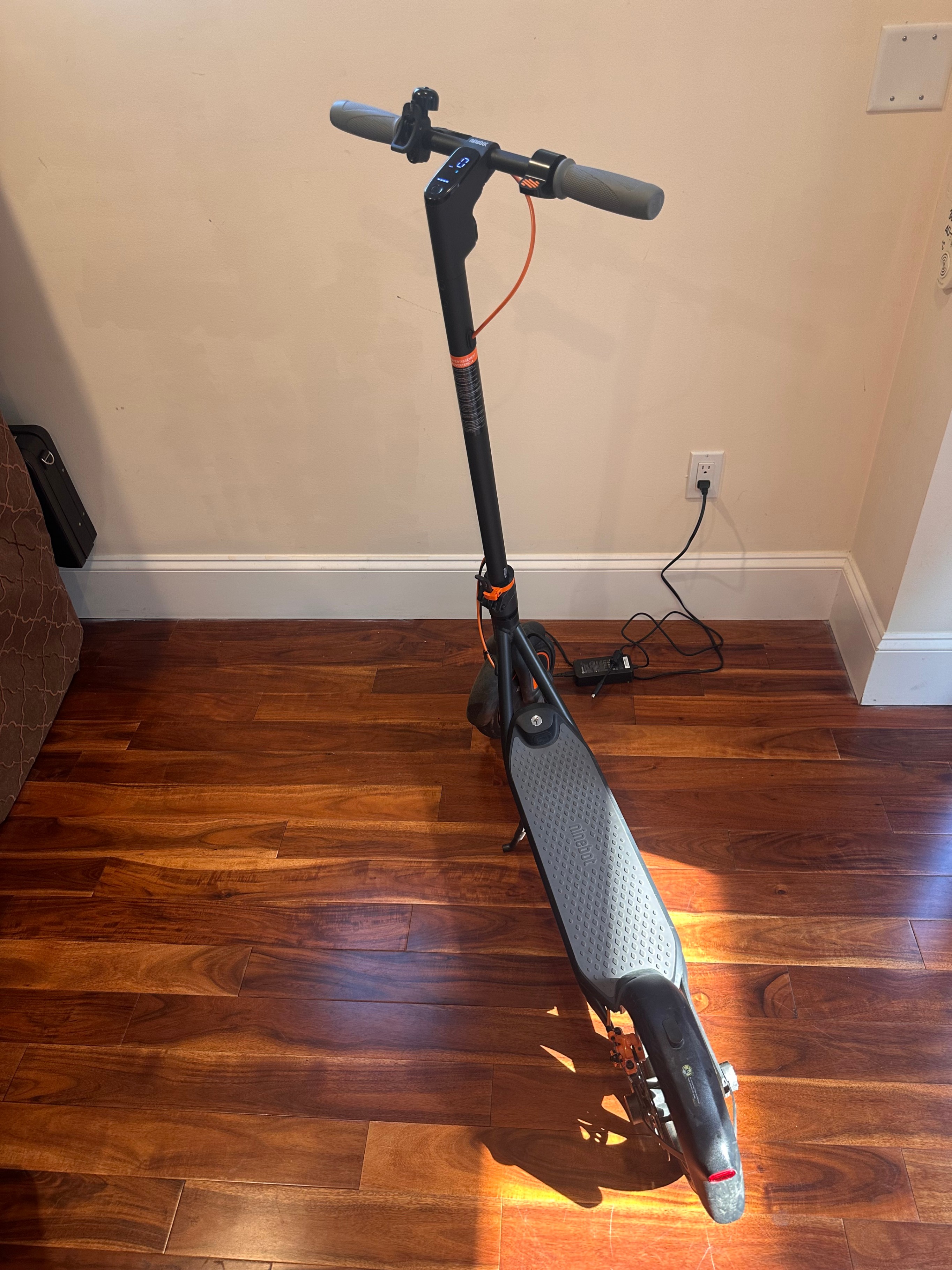 Segway F40 Electric Scooter 40km Range, 30km/h, Charger Included - photo 3