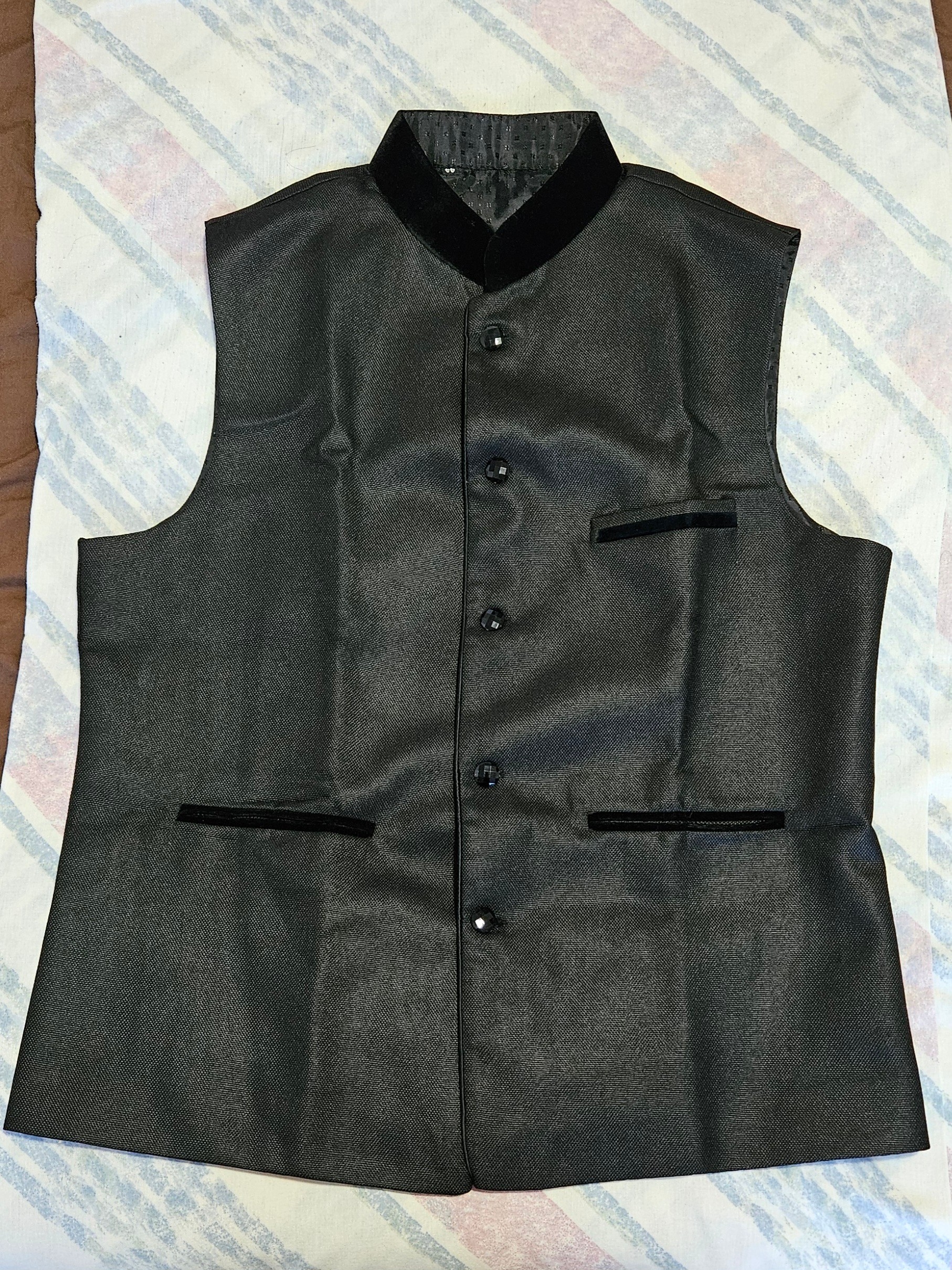 BRAND NEW MEN'S VEST (SIZE 44 - BLACK/BLUE)
