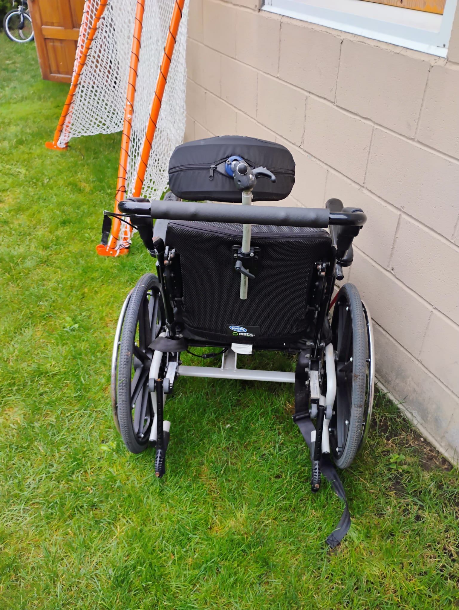 Invacare Matrx Wheelchair w/Attachments/ROHO Cushion - photo 3