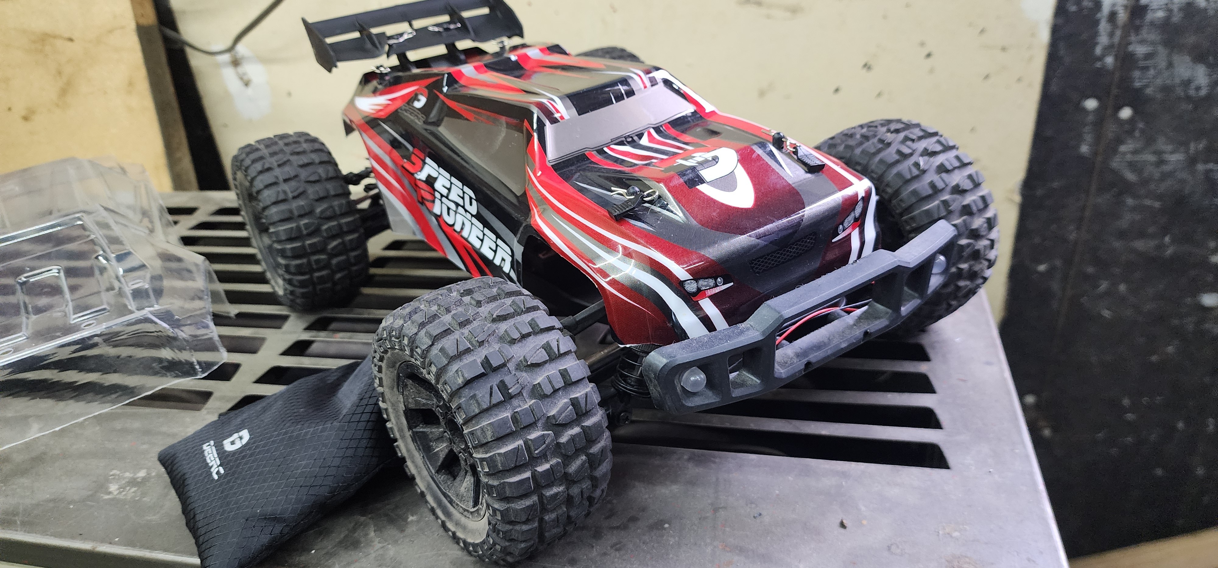 The DEERC 9206E RC Truck 1:10 scale