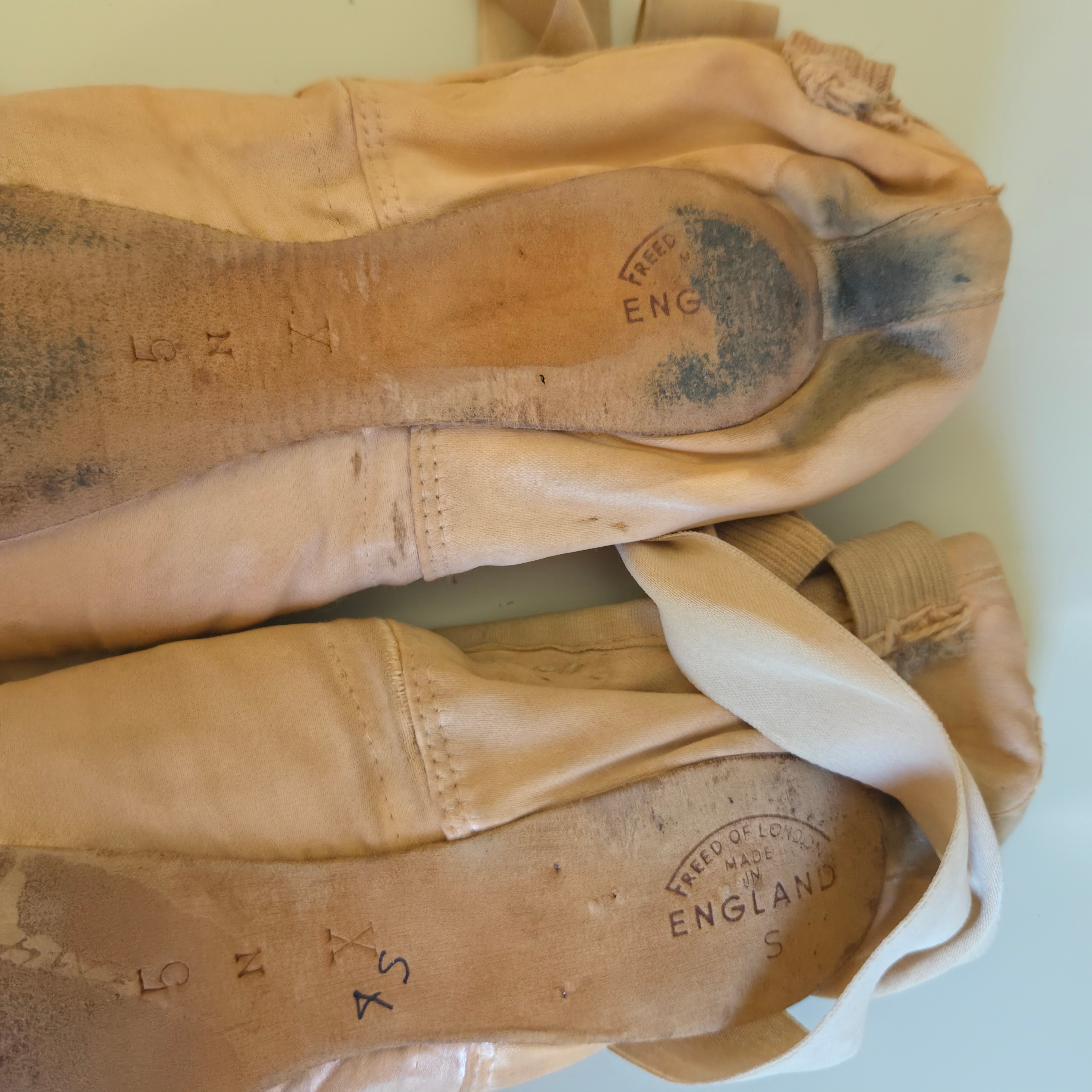 Jennifer Fournier - Signed Ballet Shoes & Poster - Pre-Loved! 🩰 - photo 4