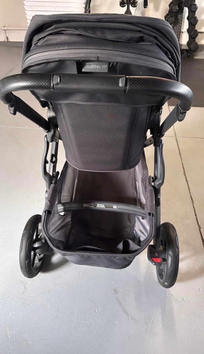 2022 UPPAbaby Vista V2 stroller in very good shape. - photo 2