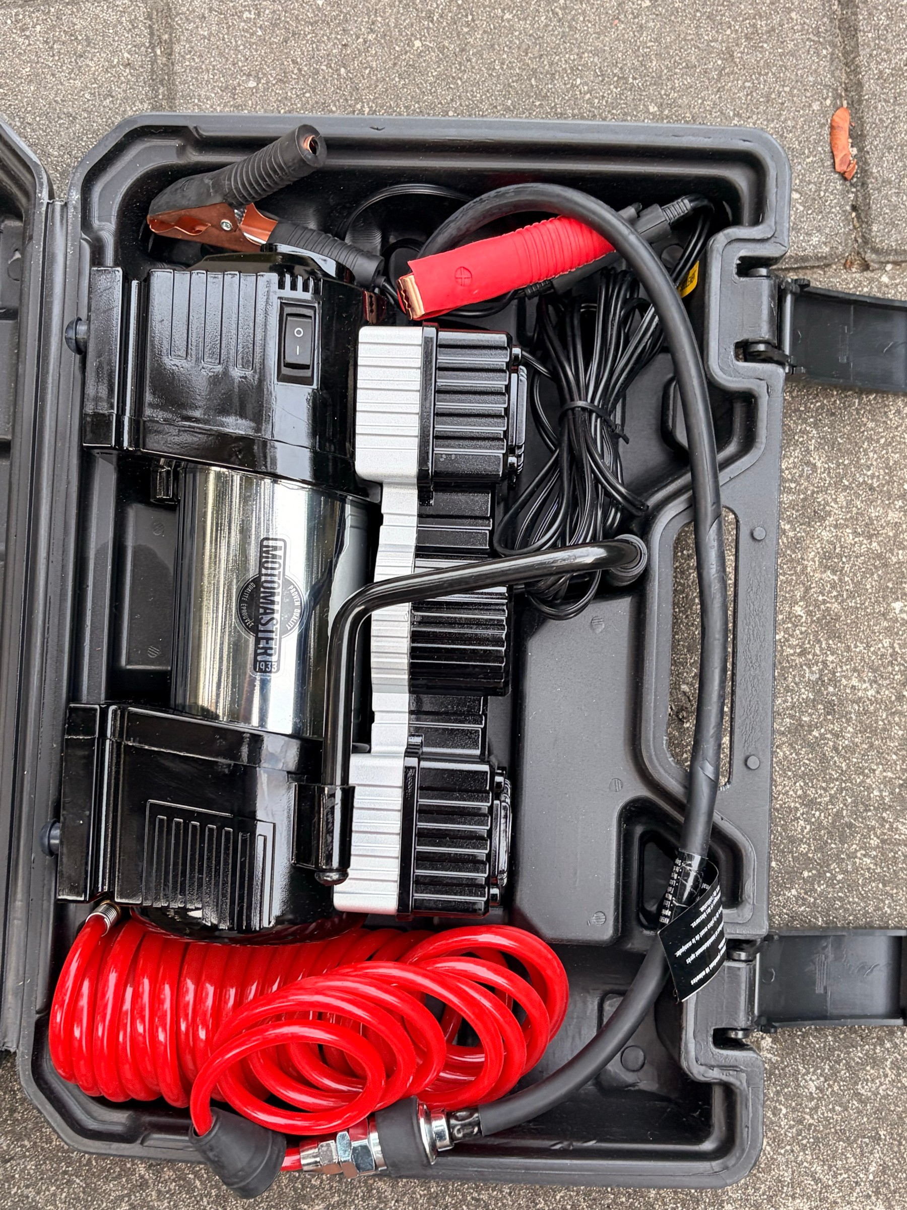 MotoMaster heavy-duty 12V air compressor / tire inflator - photo 2