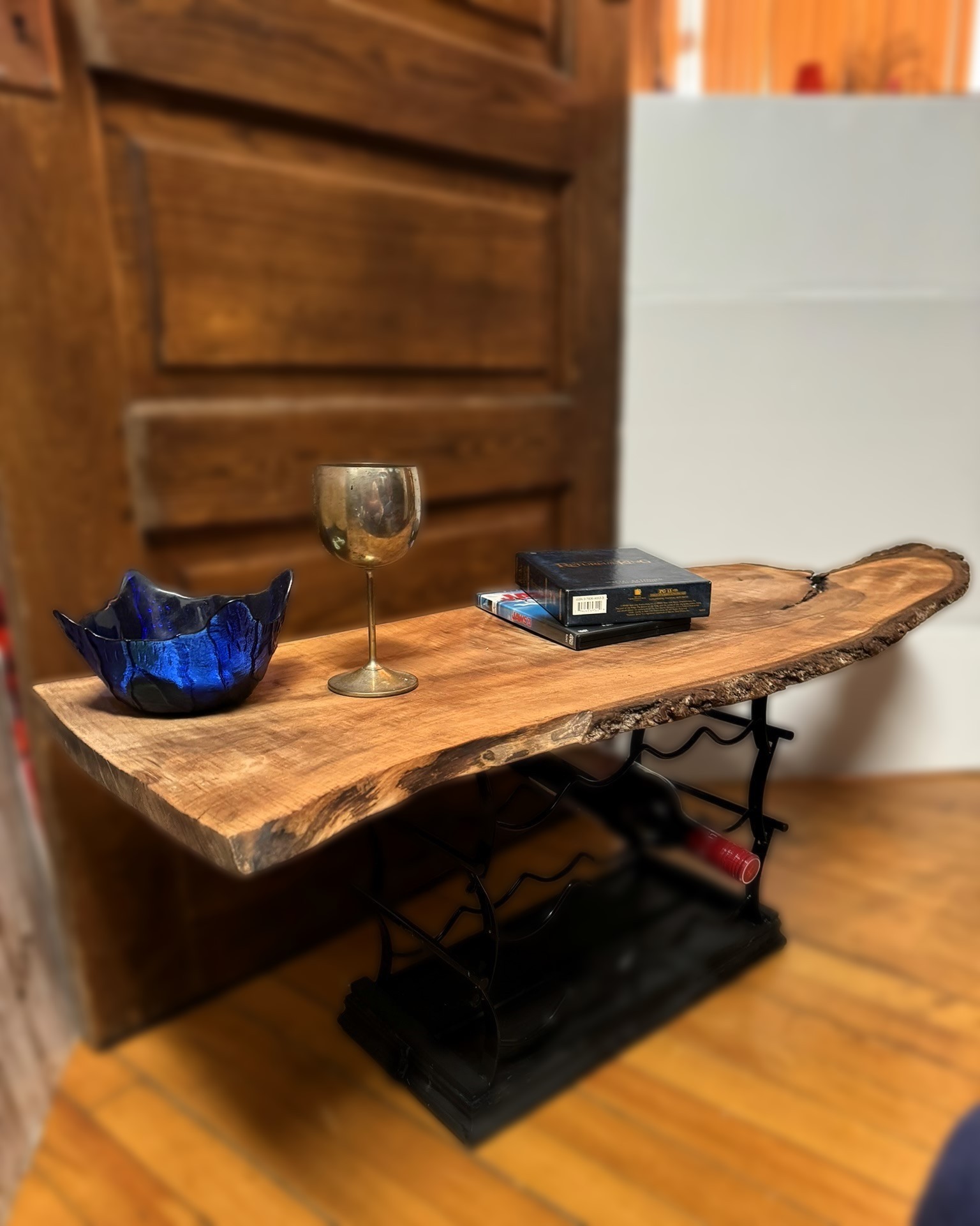 Walnut Live Edge Coffee Table / Table en noyer noir bord naturel