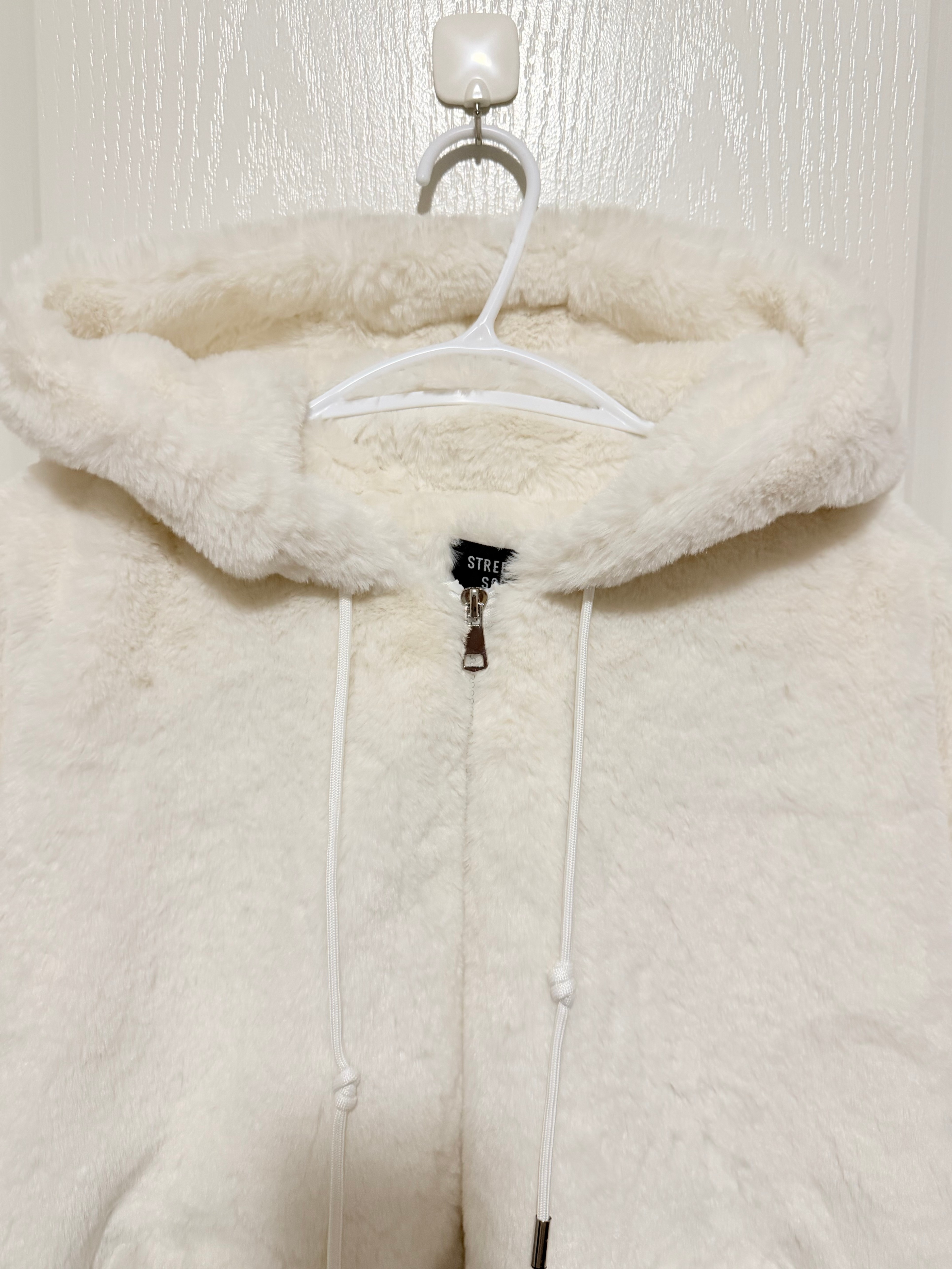 White Faux Fur Oversized Hooded Jacket – Size XL - photo 4