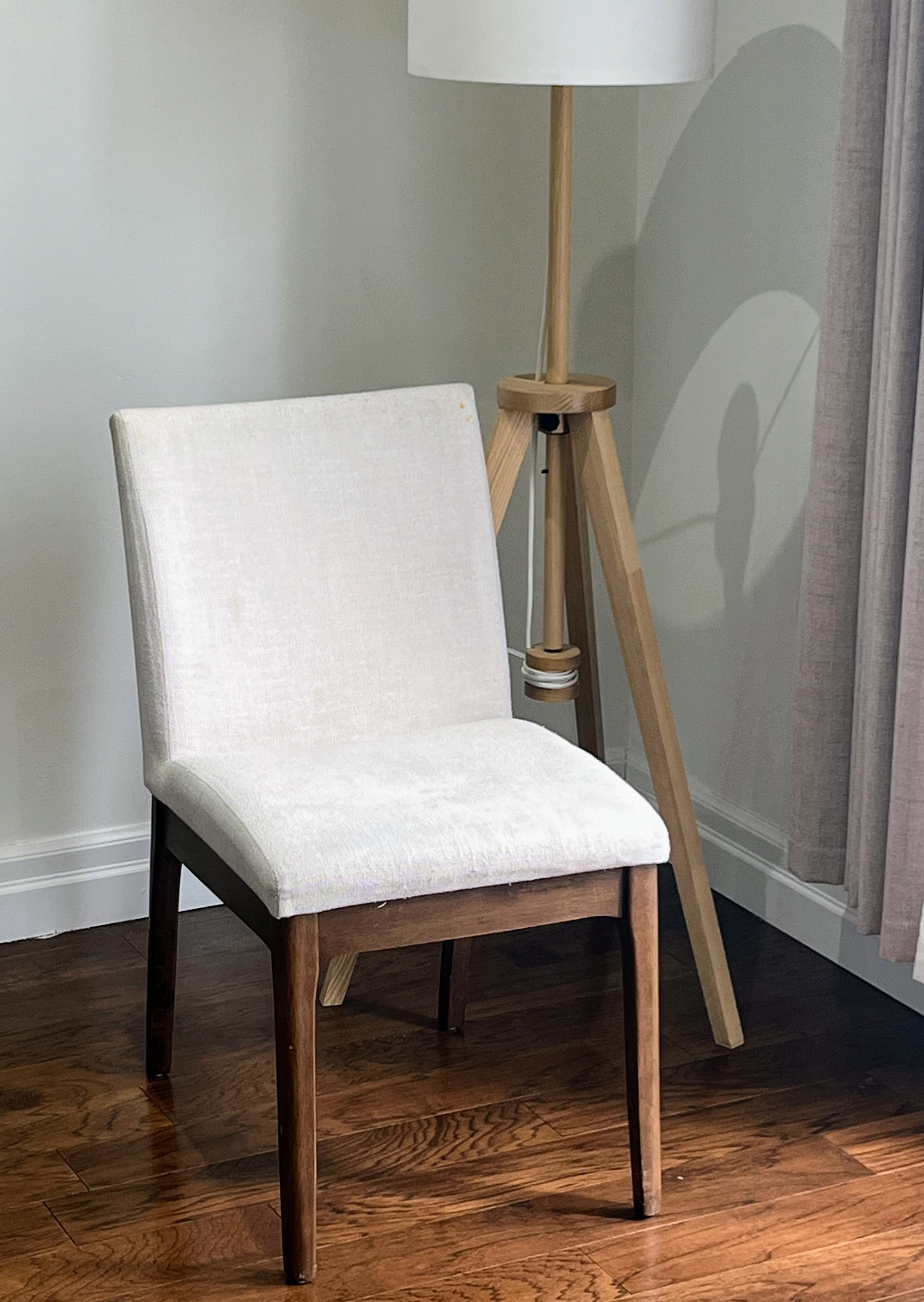 Hardwood Dining table 4-seater with 3 pairs of extra covers. - photo 5