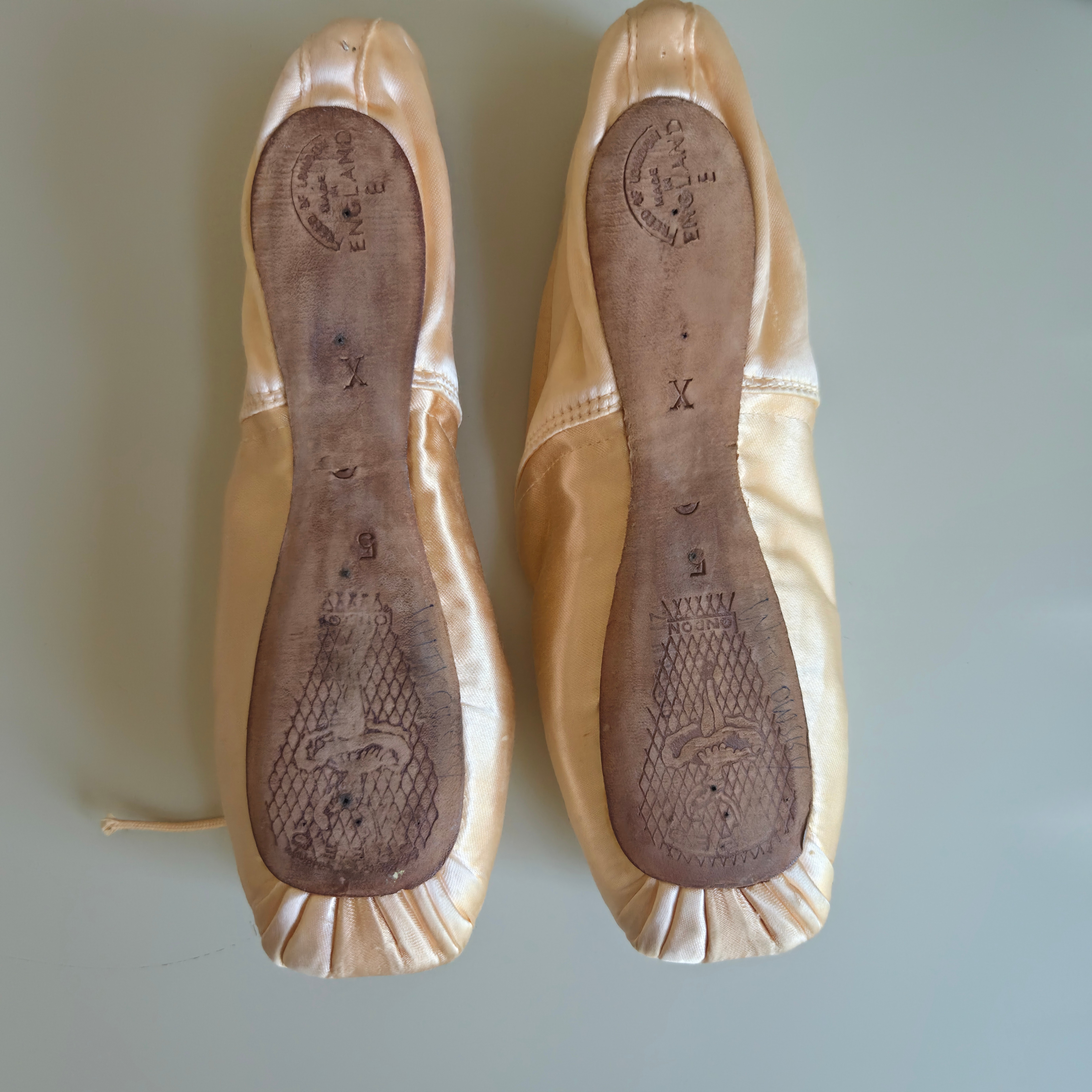 Yseult Lendvai - Rare Signed Ballet Shoes - Pre-Loved! 🩰 - photo 3