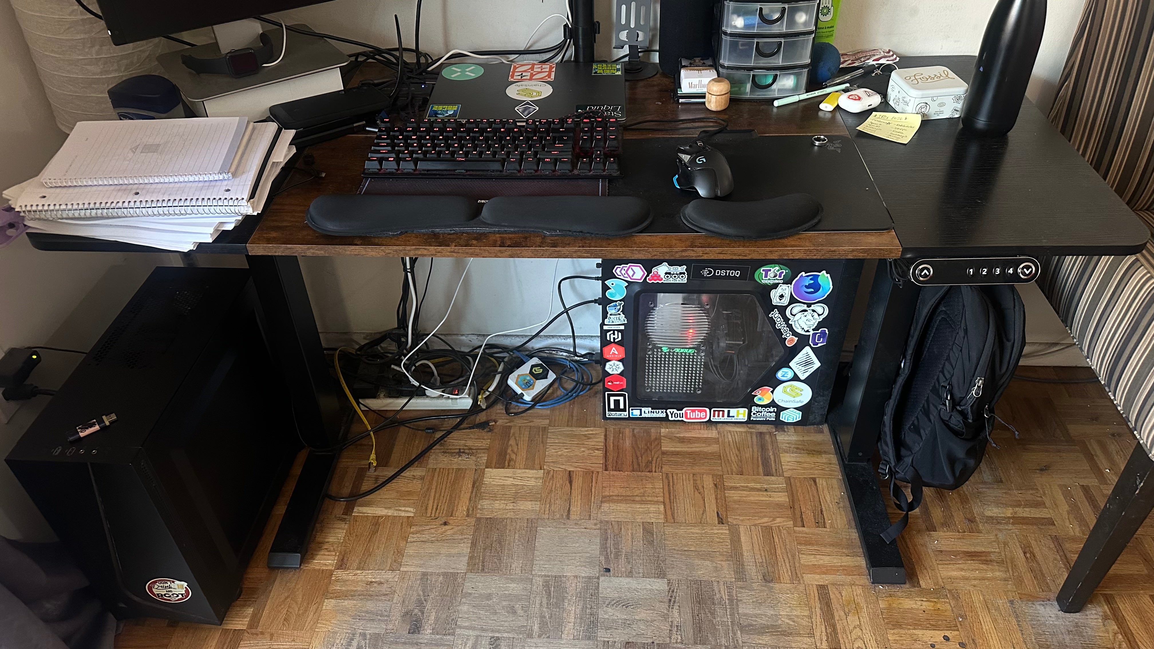 Workstation: Standing desk, ergonomic chair & large monitor - photo 2