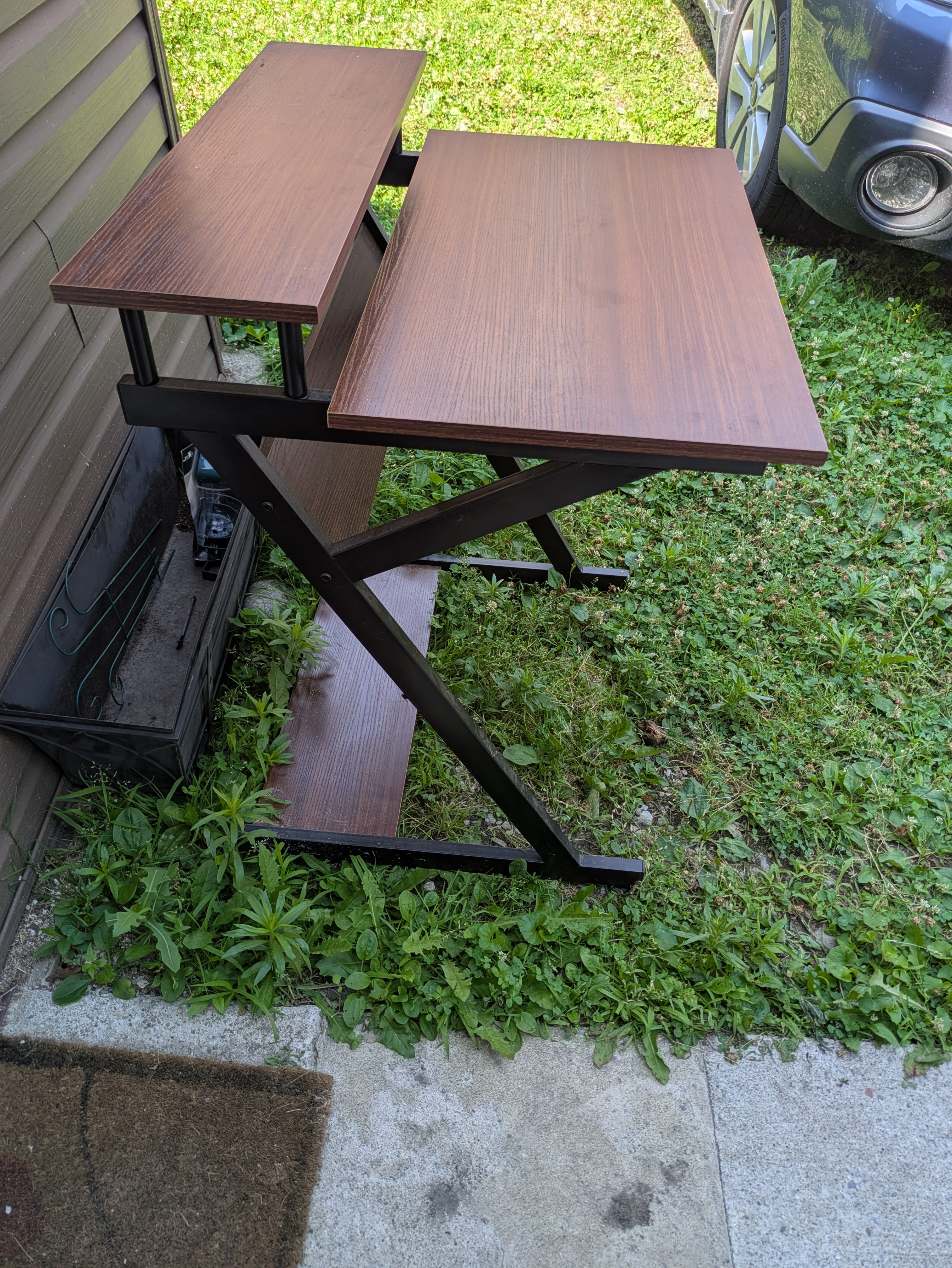 Desk - photo 2
