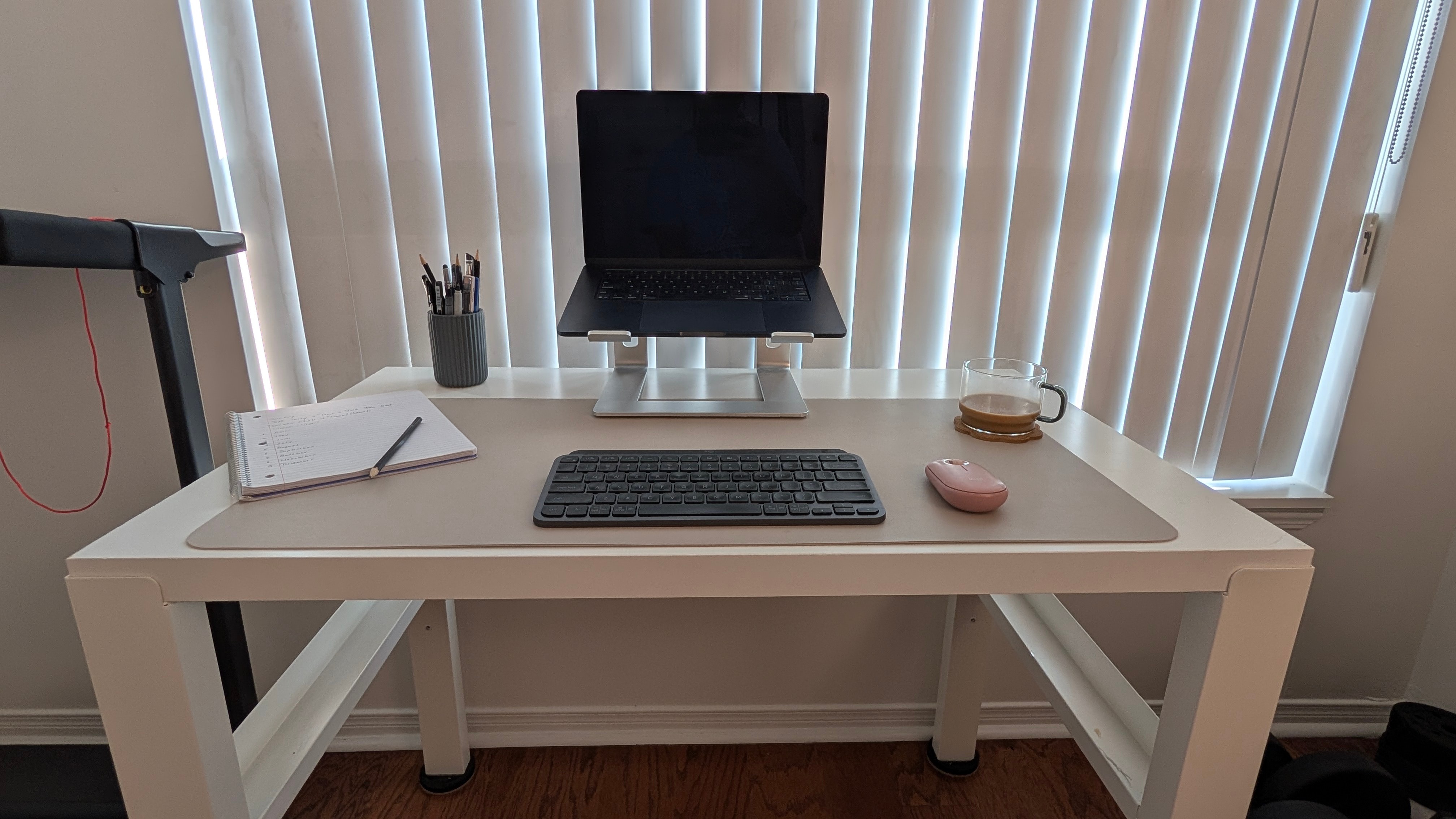 White Height-Adjustable Desk – Compact & Sturdy