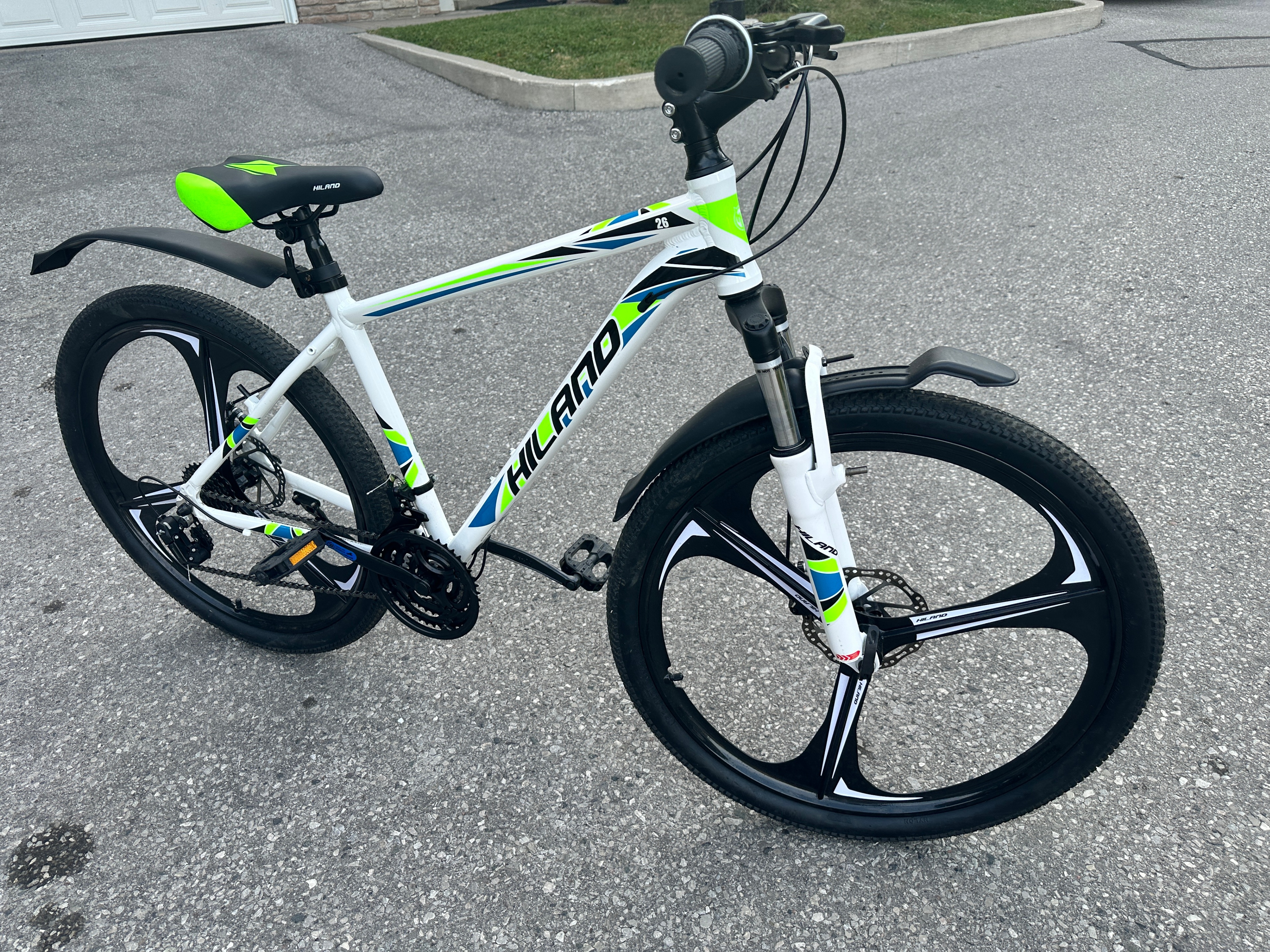 HILAND 26'' Mountain Bike 3-Spokes 21-Speeds Drivetrain Disc-Bra