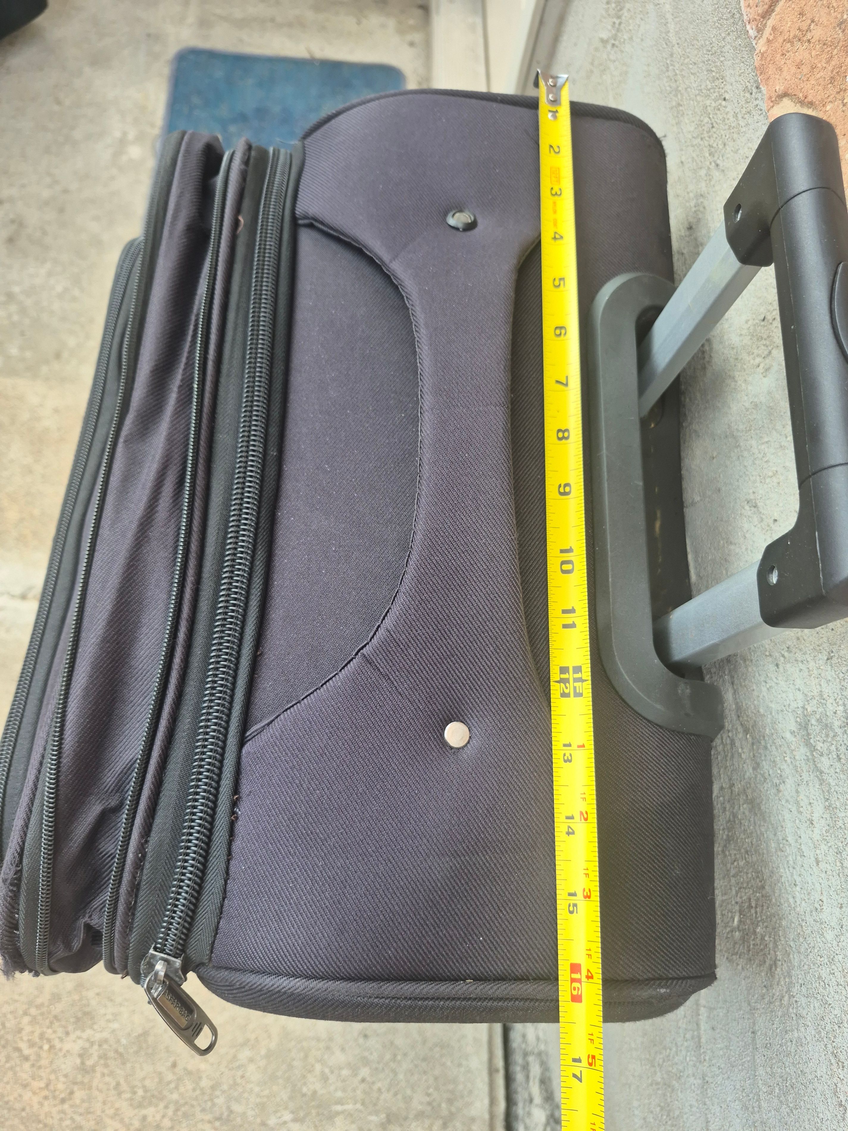 24” Rolling Suitcase / Travel Luggage – Black - photo 2