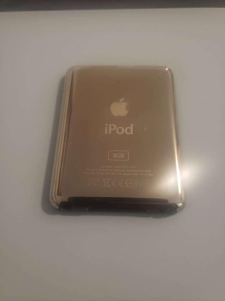 iPod Nano 3rd Gen, Black + many extras. Like New. - photo 3