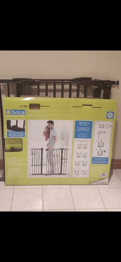 Brica by Munchkin Extra-Wide Safety Gate – Excellent Condition