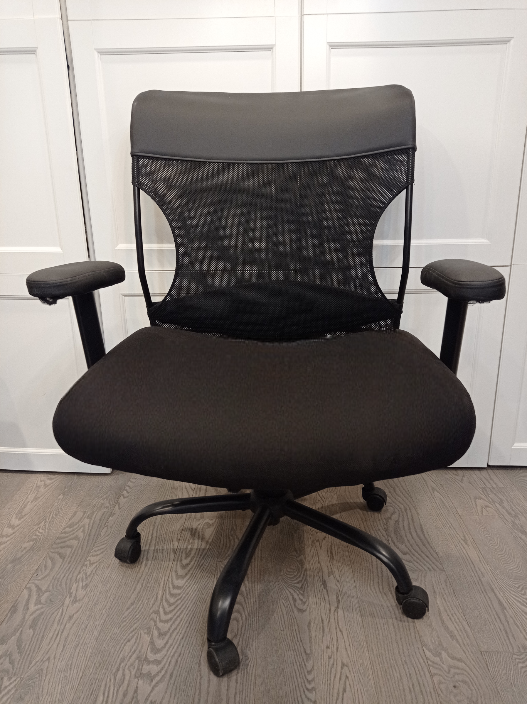 Like New Wide Seat Ergonomic Office Chair