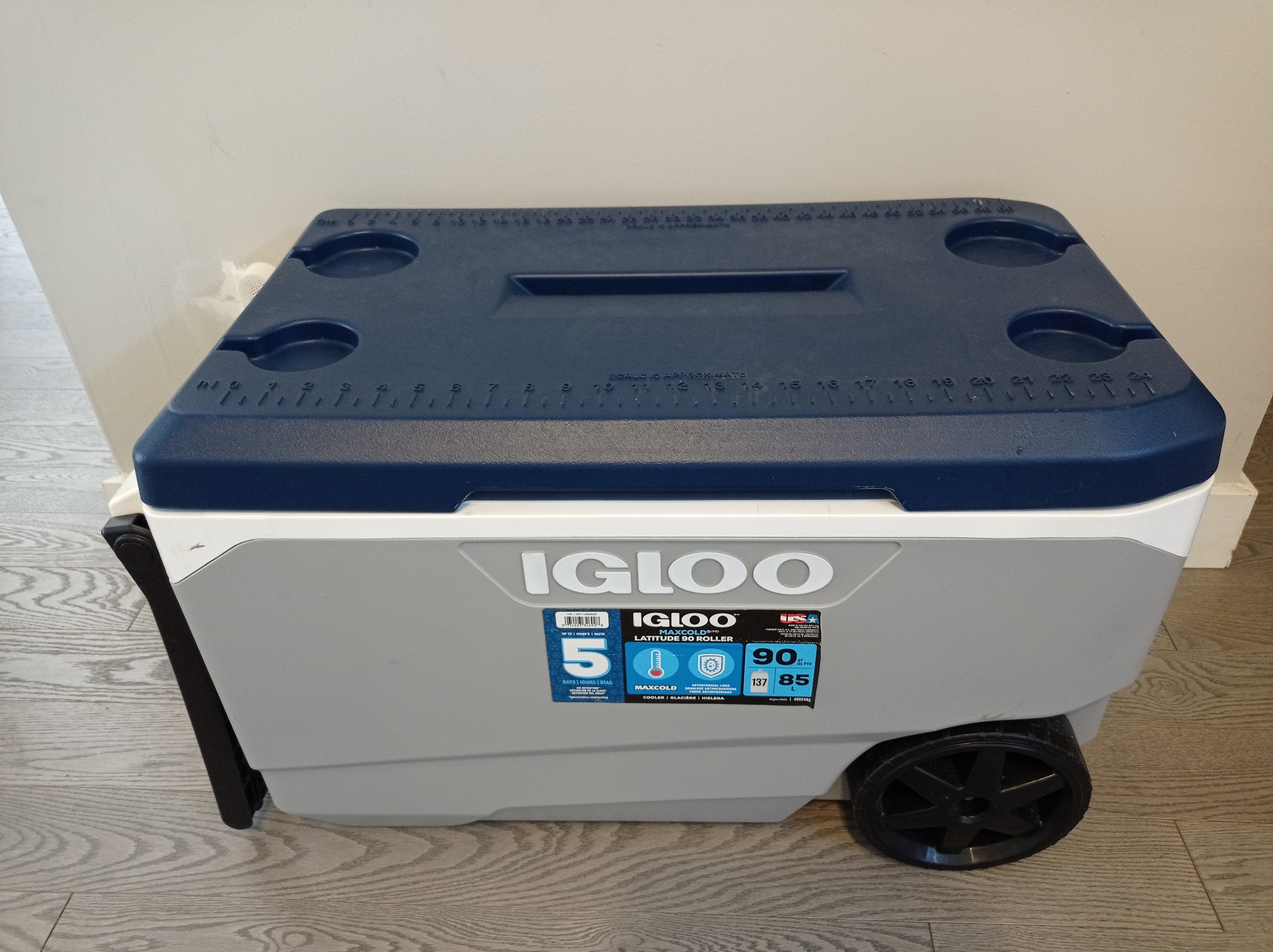 Like New Igloo MaxCold 90 QT Rolling Cooler - photo 2