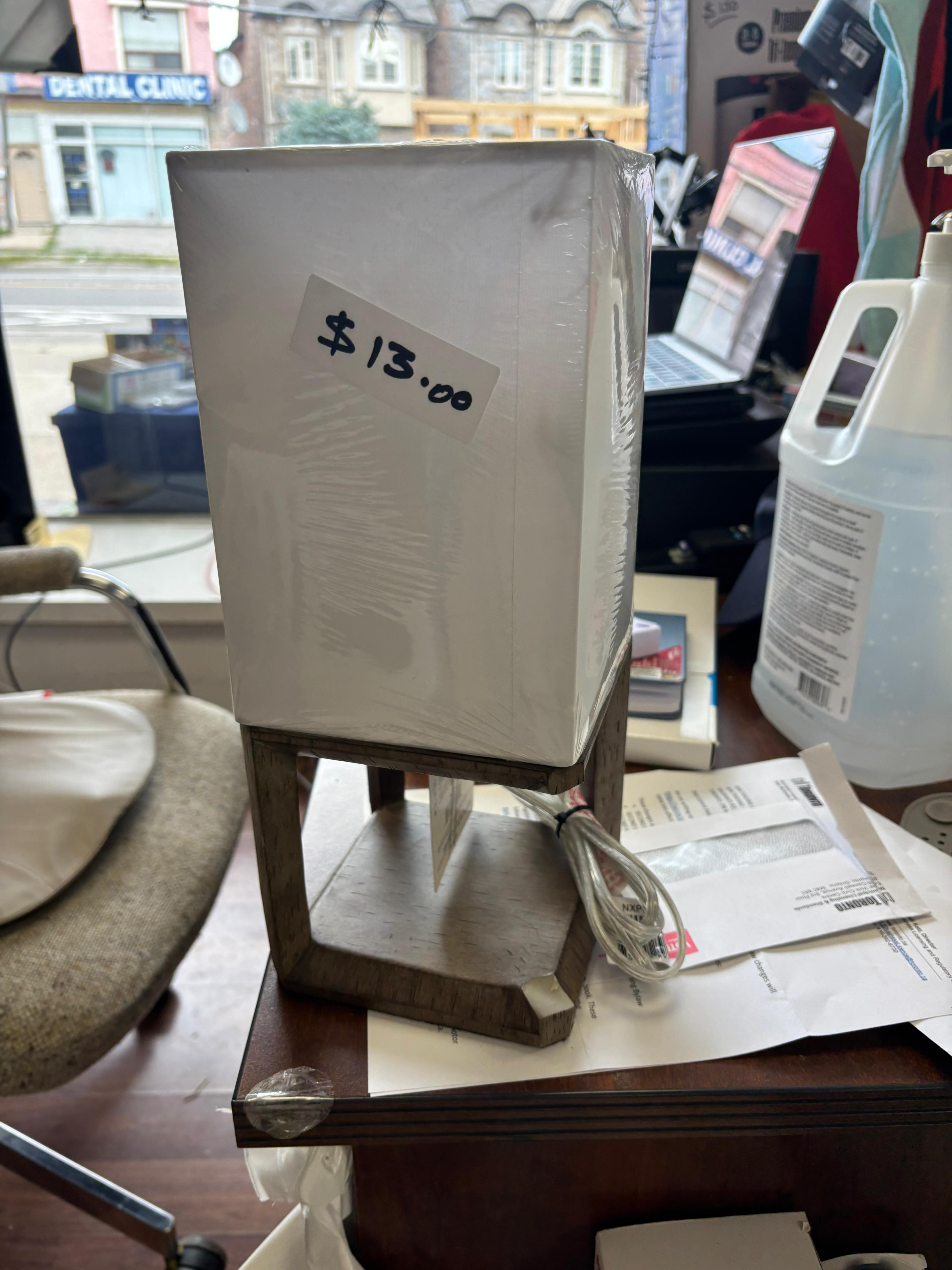 Hometrends Accent Table Lamp - New - $13