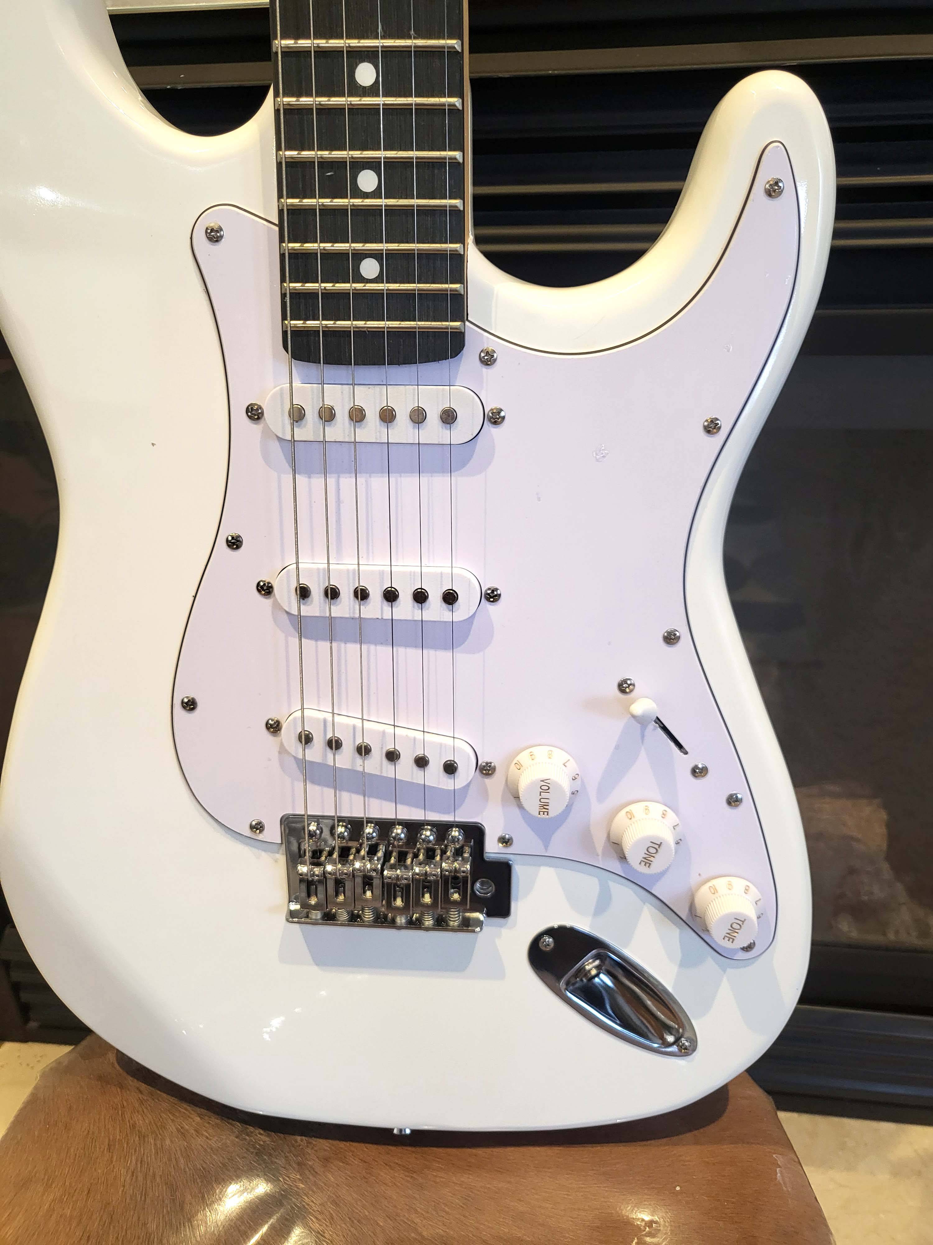 Brand New White Electric Guitar – Clean Sound, Solid Quality - photo 4