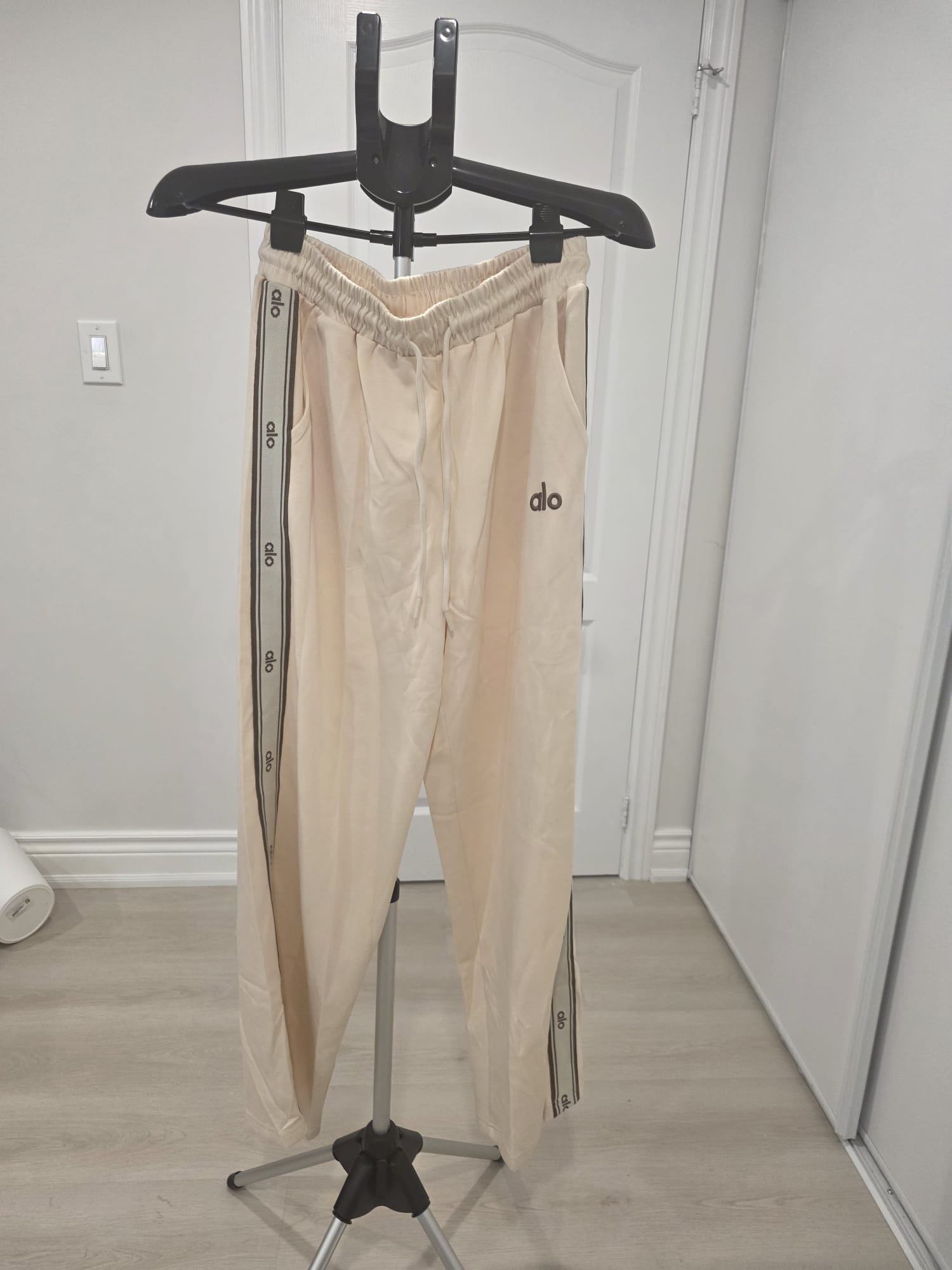 Alo Yoga T-Shirt & Sweatpants Lounge Set - Cream/Brown (Women) - photo 4