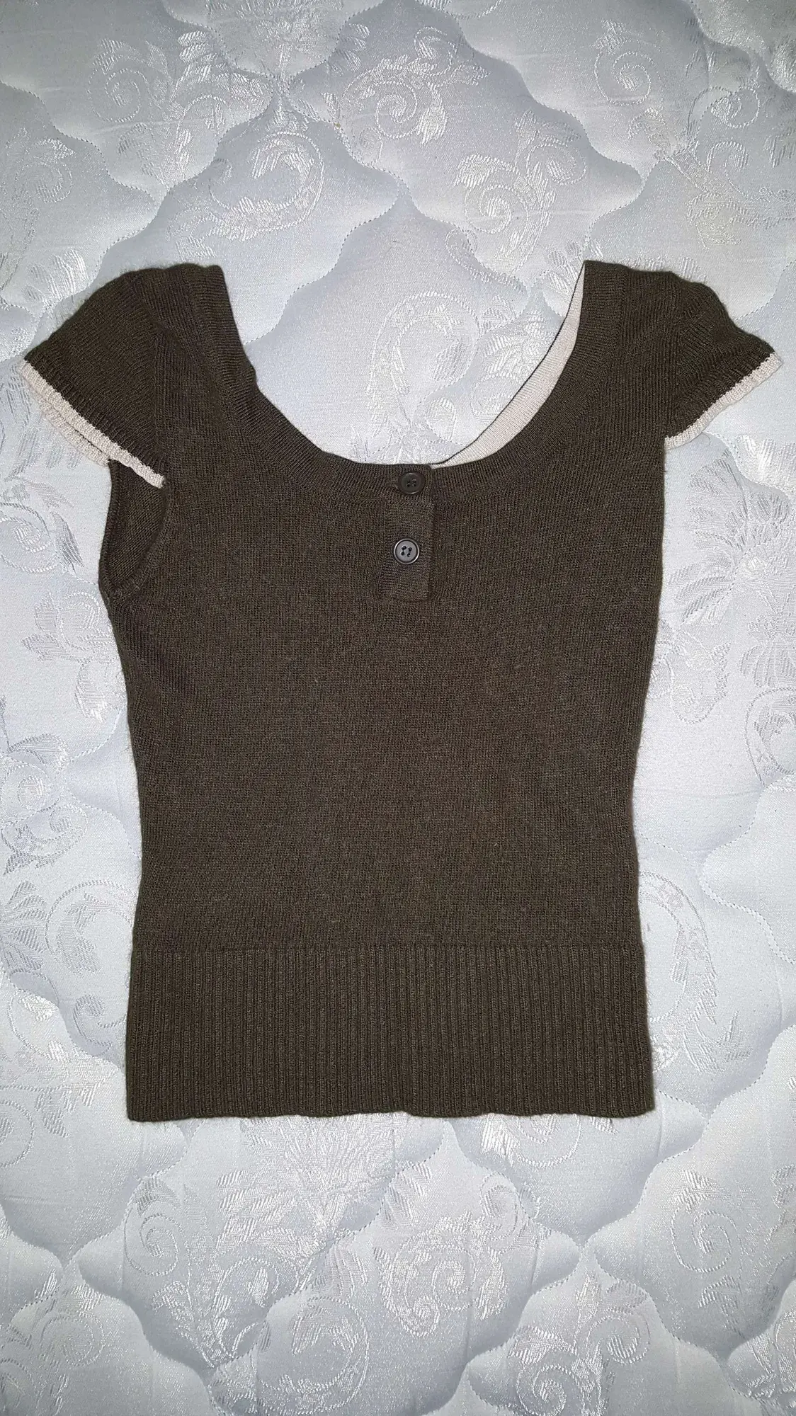 Cute Green Sweater T-Shirt with Cool Inner Trim and Button - photo 2