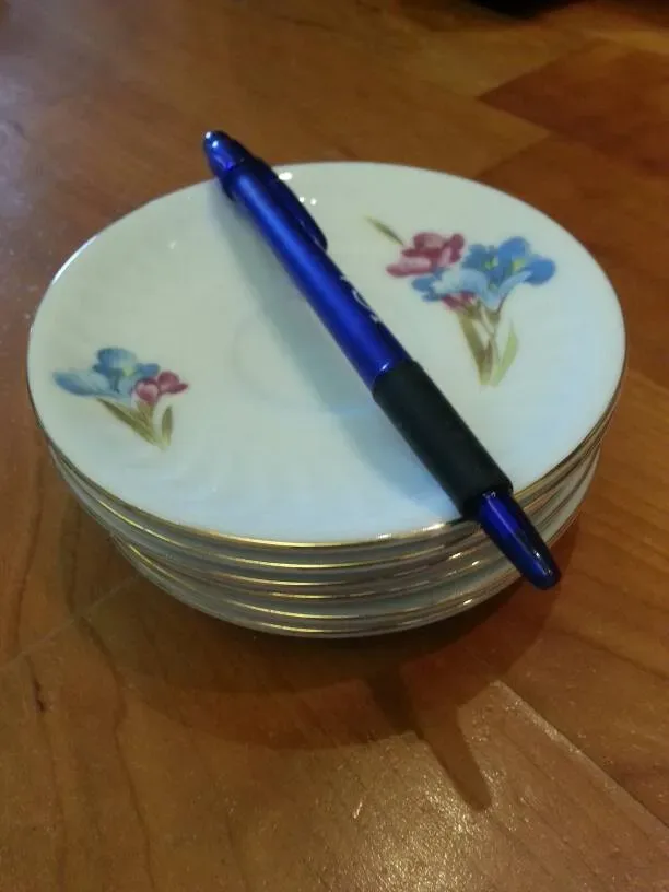 Set of 6 Identical Tiny Gold- Rimmed Floral Plates / Saucers ... - photo 2