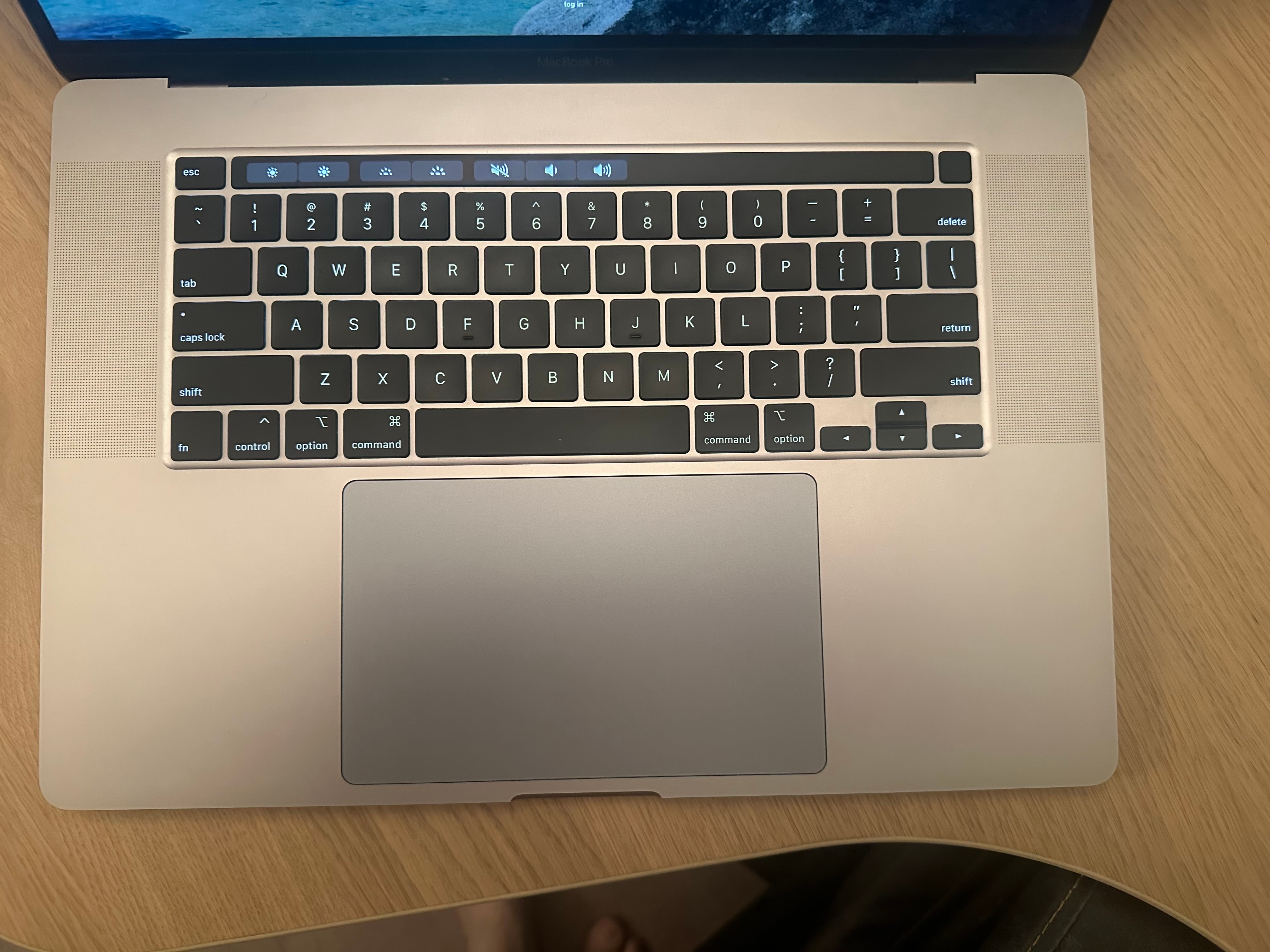 MacBook Pro 16" 2019 — i9 8-Core / 1TB / 16GB / AMD Radeon - photo 2