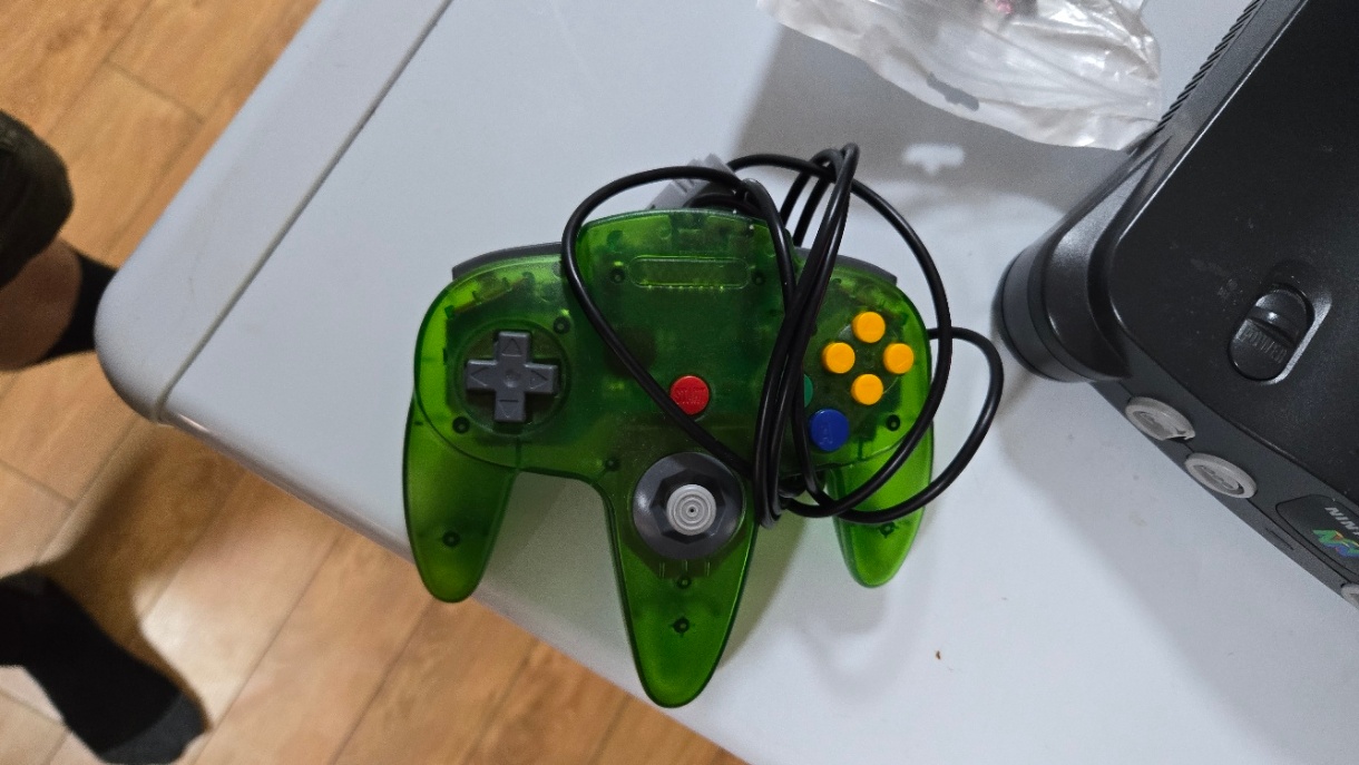 N64 Deck, comes with needed wires and controllers Refurbished - photo 5