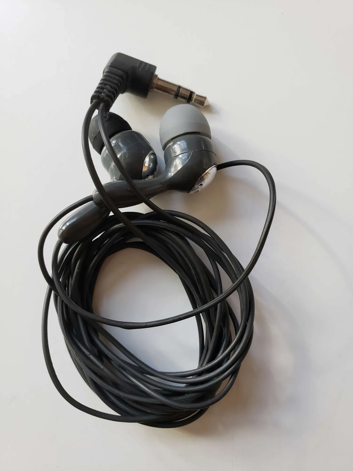 headphones with mismatched ear parts -- simple wired audio ea...