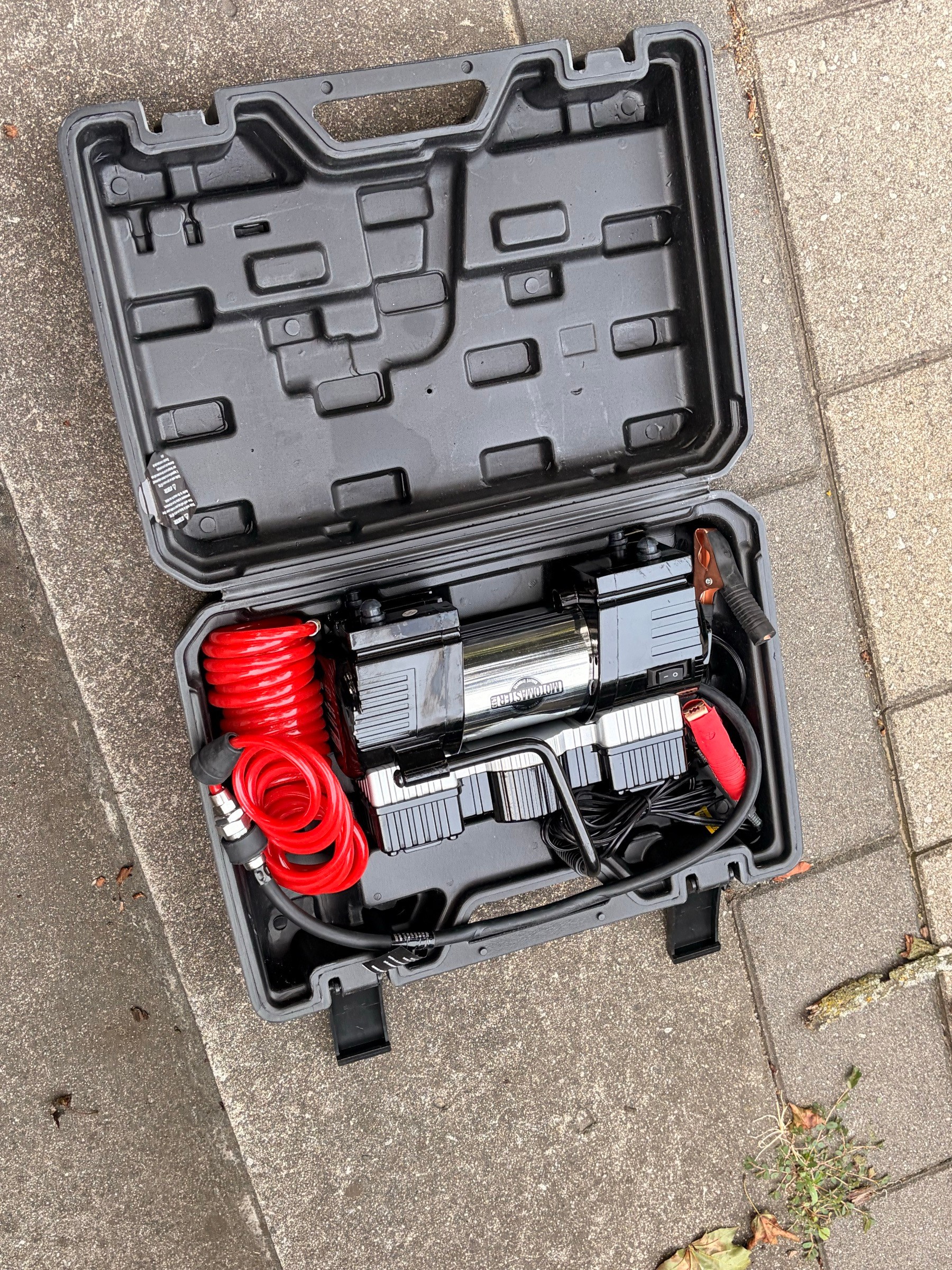 MotoMaster heavy-duty 12V air compressor / tire inflator