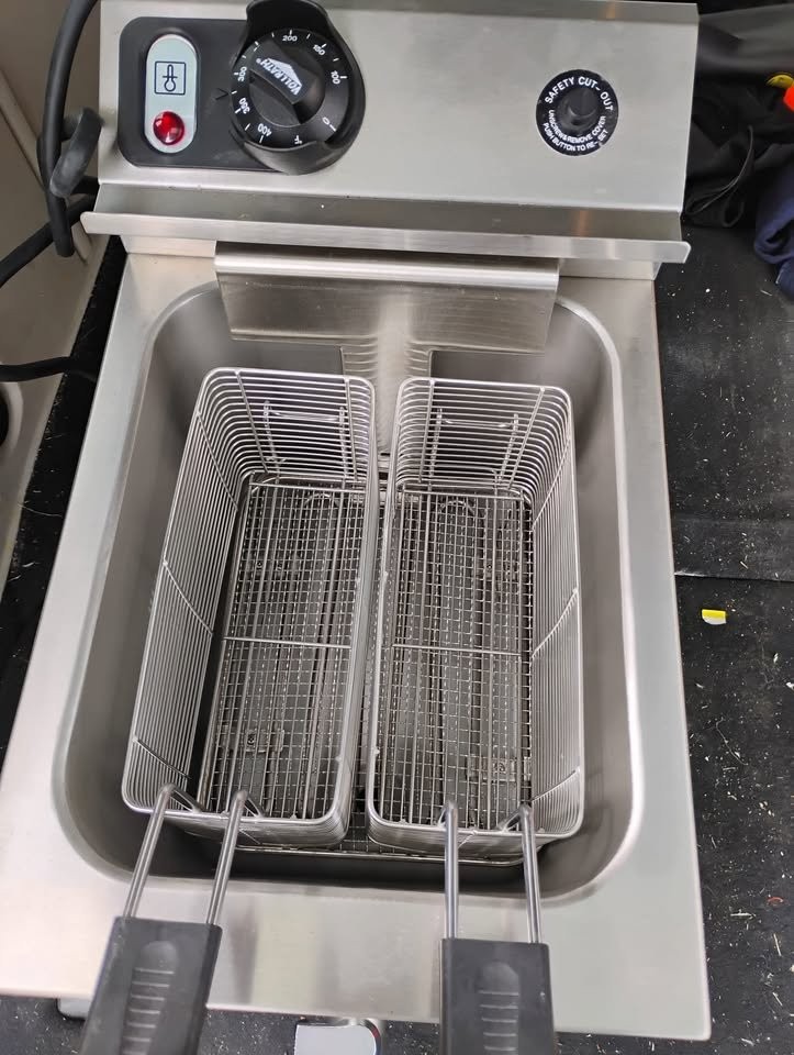 Vollrath 208- to 240-volt 15lb Cayenne Medium Duty  Deep Fryer n - photo 2