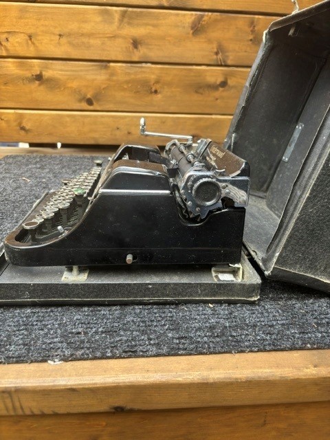 Underwood Typewriter with Case - photo 3