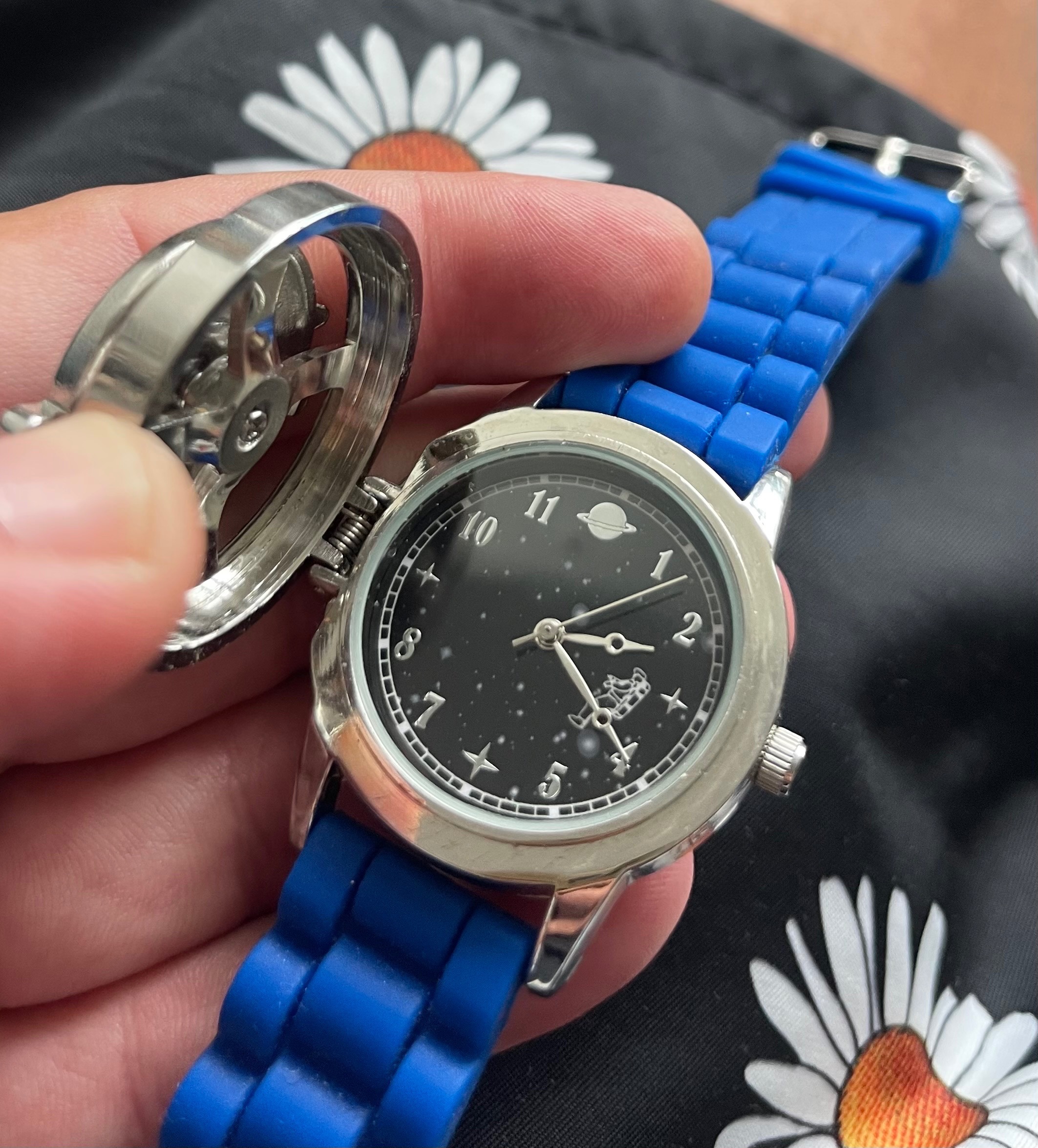 Official NASA Pop-Open Spinning Logo Watch w/ Astronaut Dial - photo 3