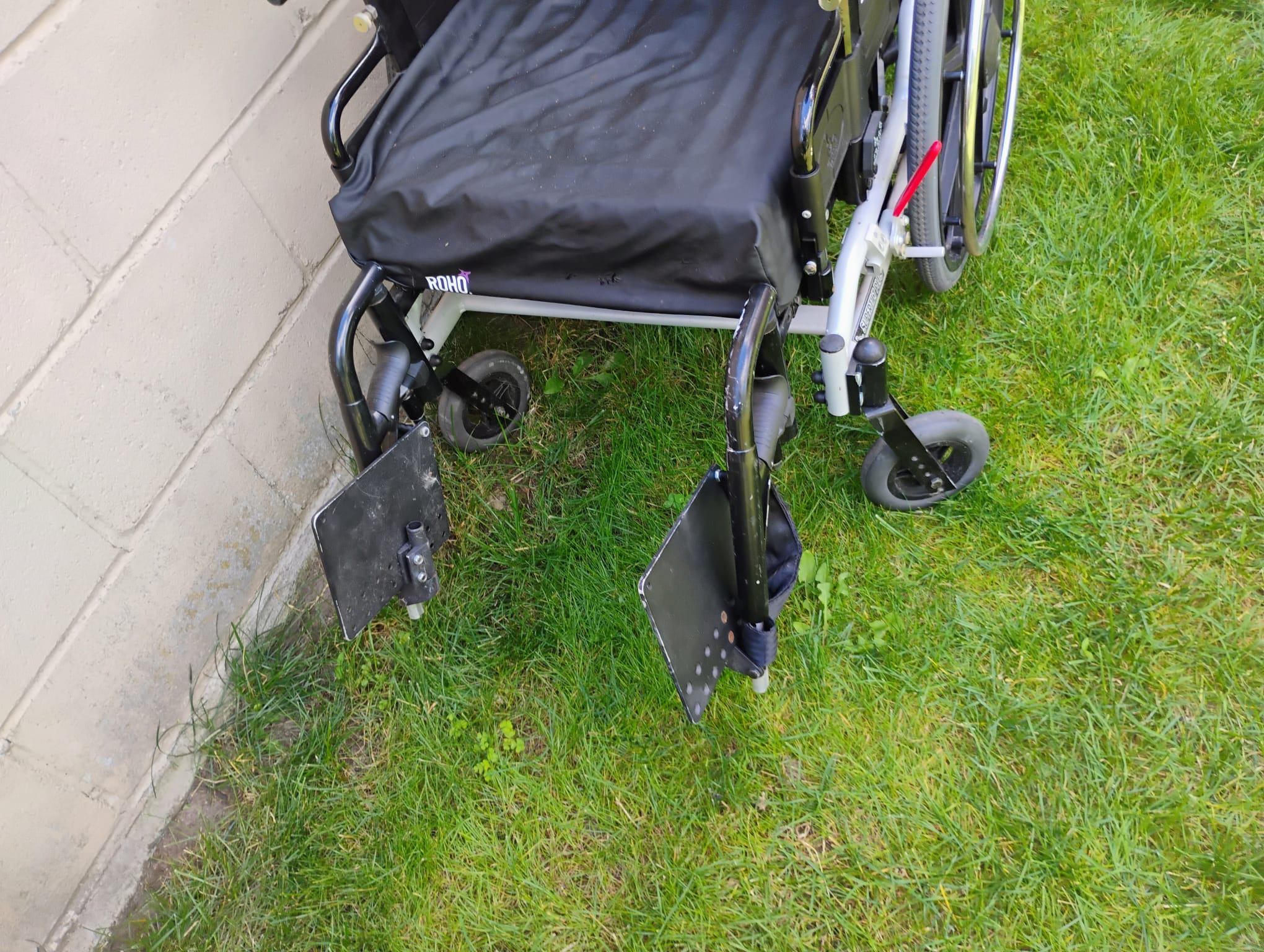 Invacare Matrx Wheelchair w/Attachments/ROHO Cushion - photo 3