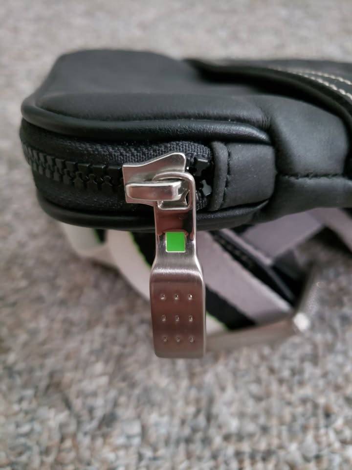 Hugo Boss Crossbody Sling Bag, Green Label. Like new. - photo 5