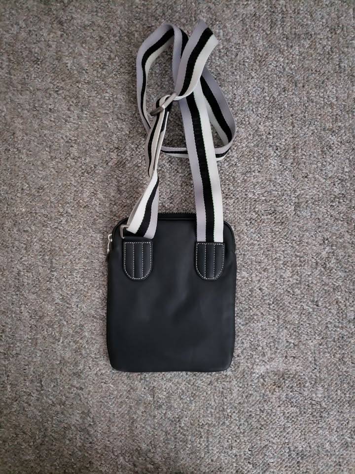 Hugo Boss Crossbody Sling Bag, Green Label. Like new. - photo 3