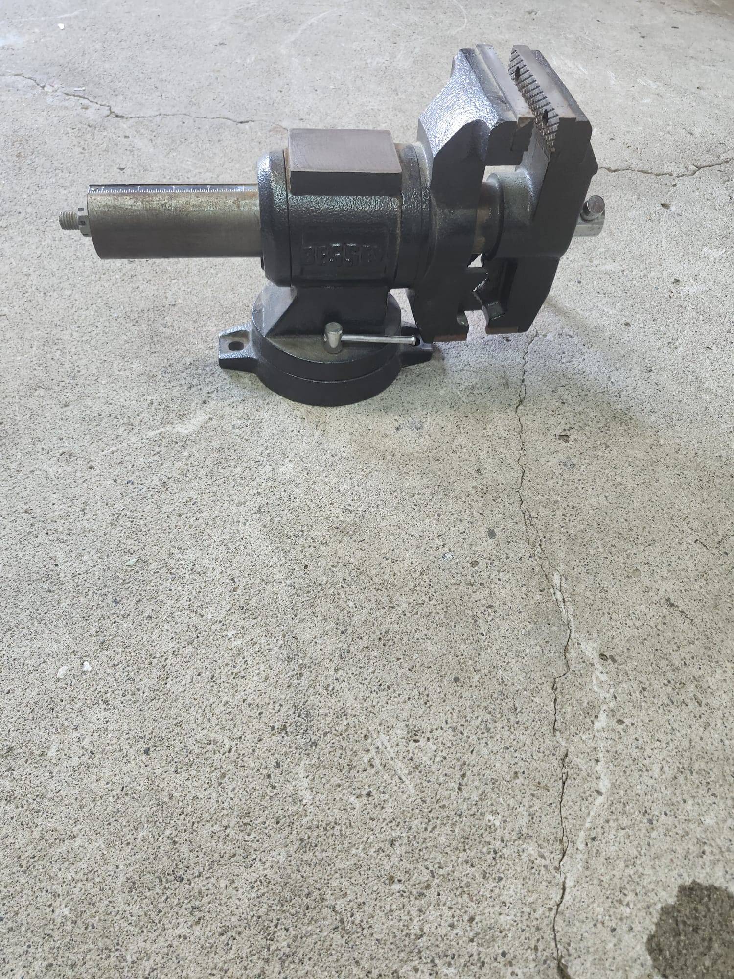 Heavy-Duty Swivel Bench Vise – Excellent Condition