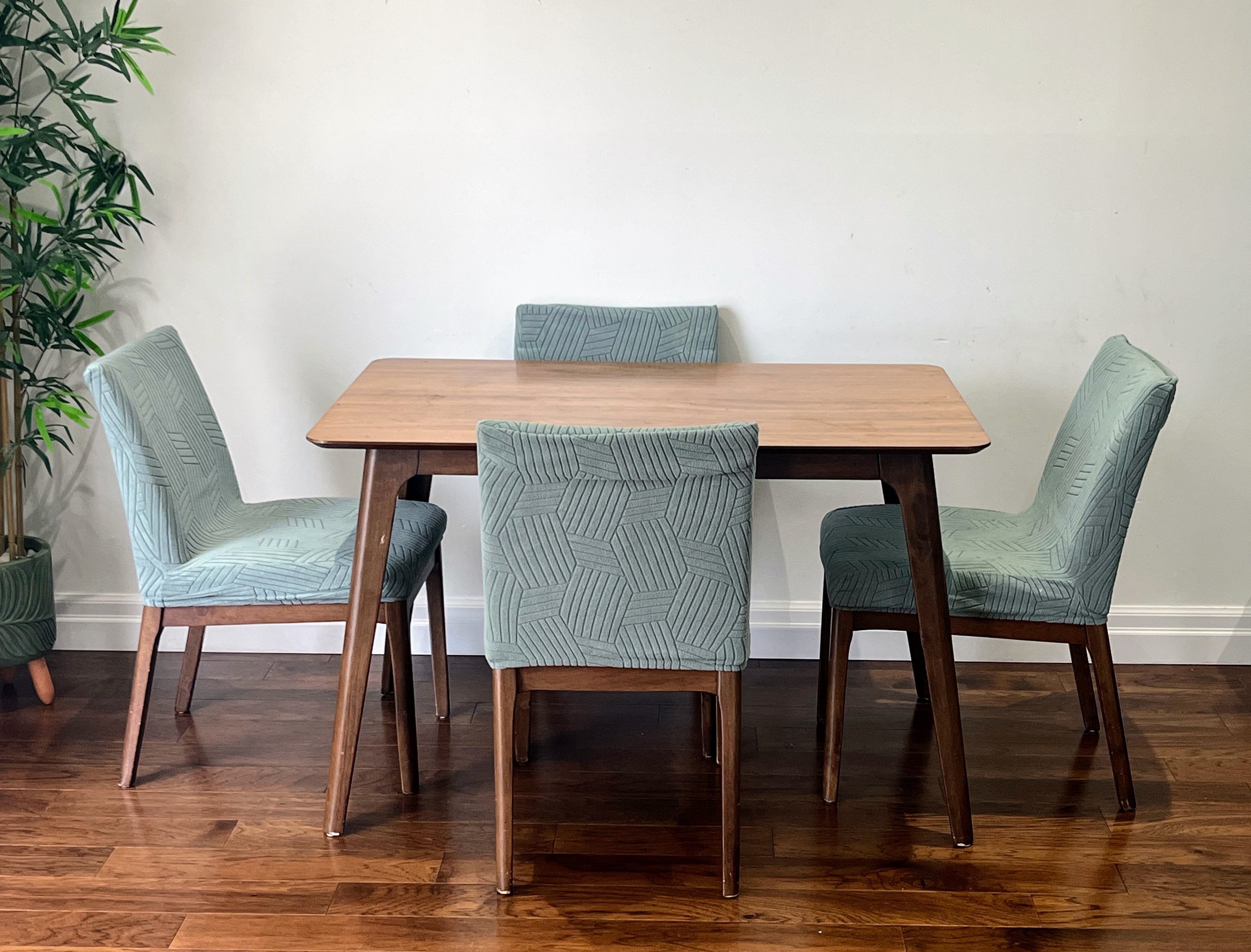 Hardwood Dining table 4-seater with 3 pairs of extra covers. - photo 4