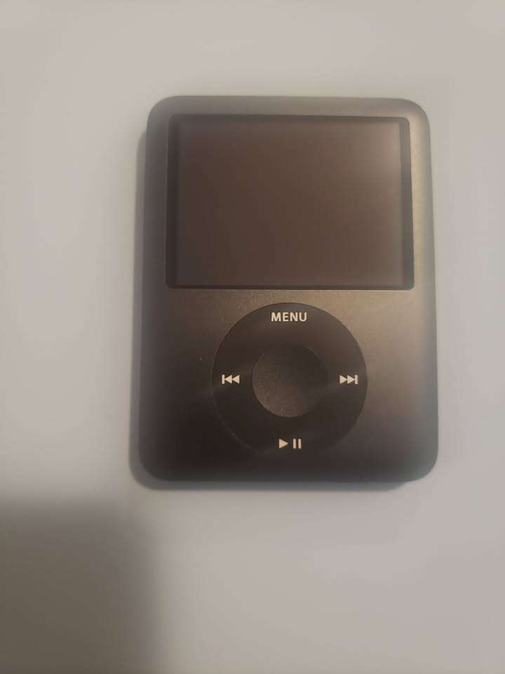 iPod Nano 3rd Gen, Black + many extras. Like New. - photo 2